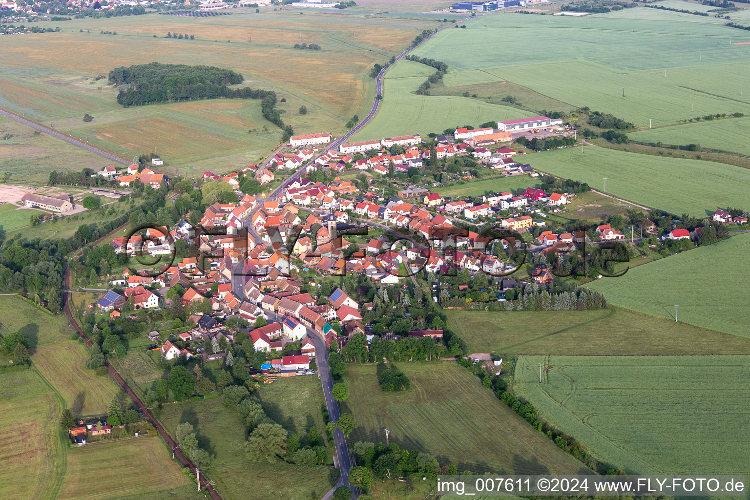 Ortsansicht der Straßen und Häuser der Wohngebiete in Wahlwinkel im Bundesland Thüringen, Deutschland