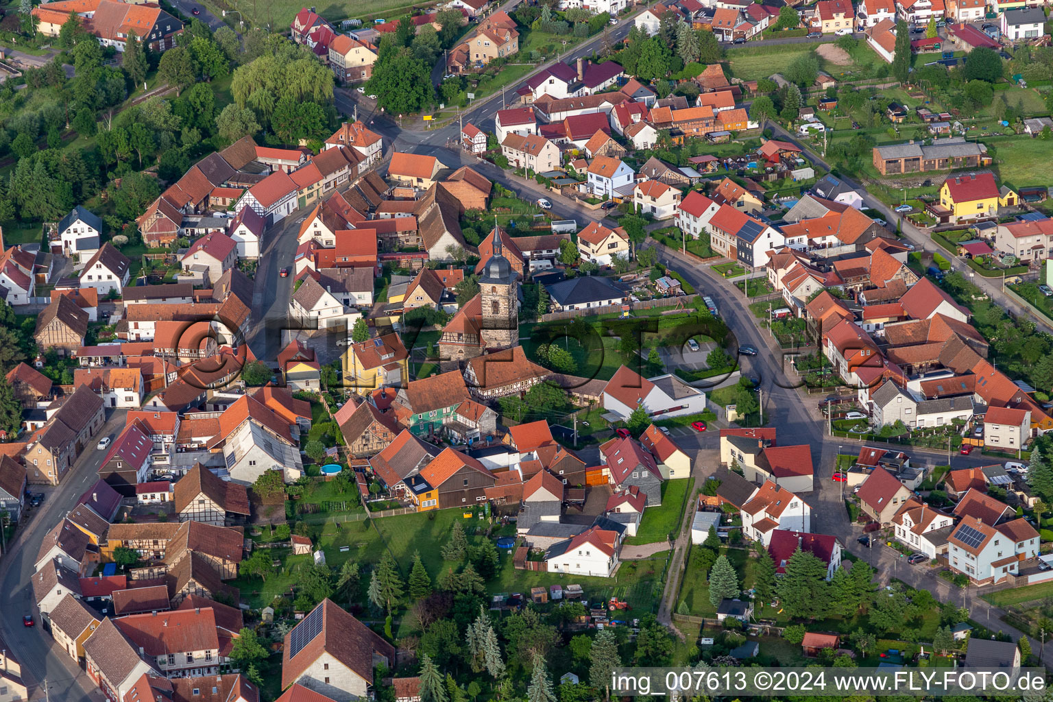 Luftaufnahme von Ortsansicht der Straßen und Häuser der Wohngebiete in Wahlwinkel in Waltershausen im Bundesland Thüringen, Deutschland