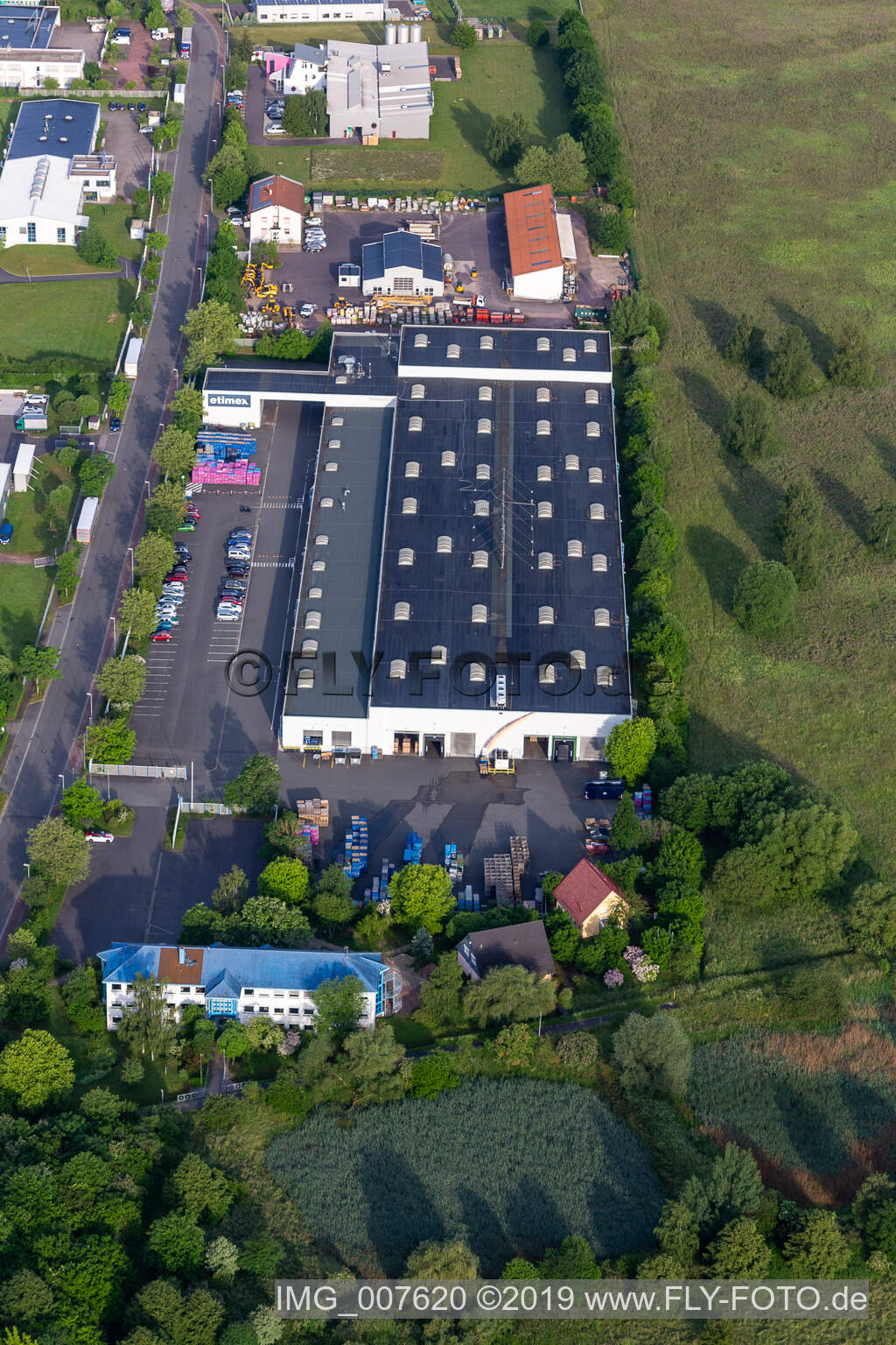 Gebäude und Produktionshallen auf dem Fabrikgelände von DIE ETIMEX PRIMARY PACKAGING in Waltershausen im Bundesland Thüringen, Deutschland