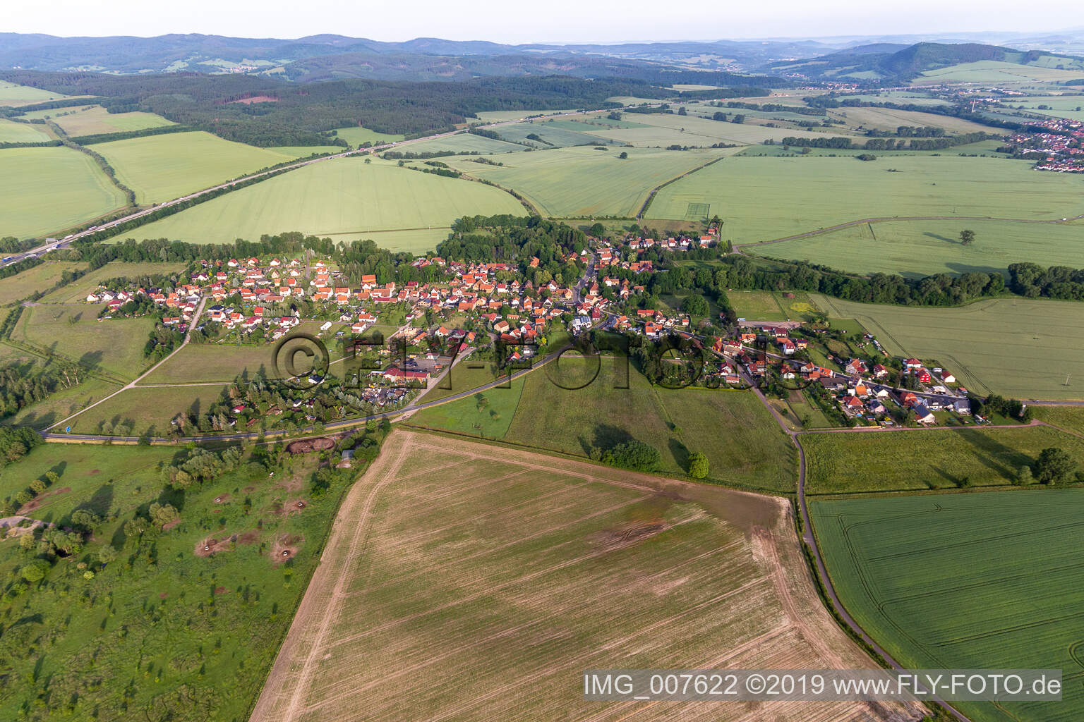 Ortsansicht am Rande von landwirtschaftlichen Feldern und Nutzflächen in Laucha im Bundesland Thüringen, Deutschland