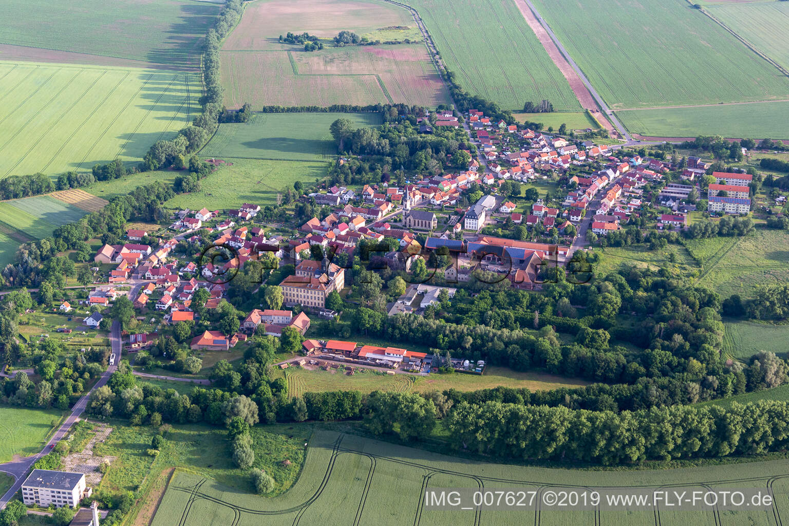Ortsansicht am Rande von landwirtschaftlichen Feldern und Nutzflächen in Friedrichswerth im Bundesland Thüringen, Deutschland