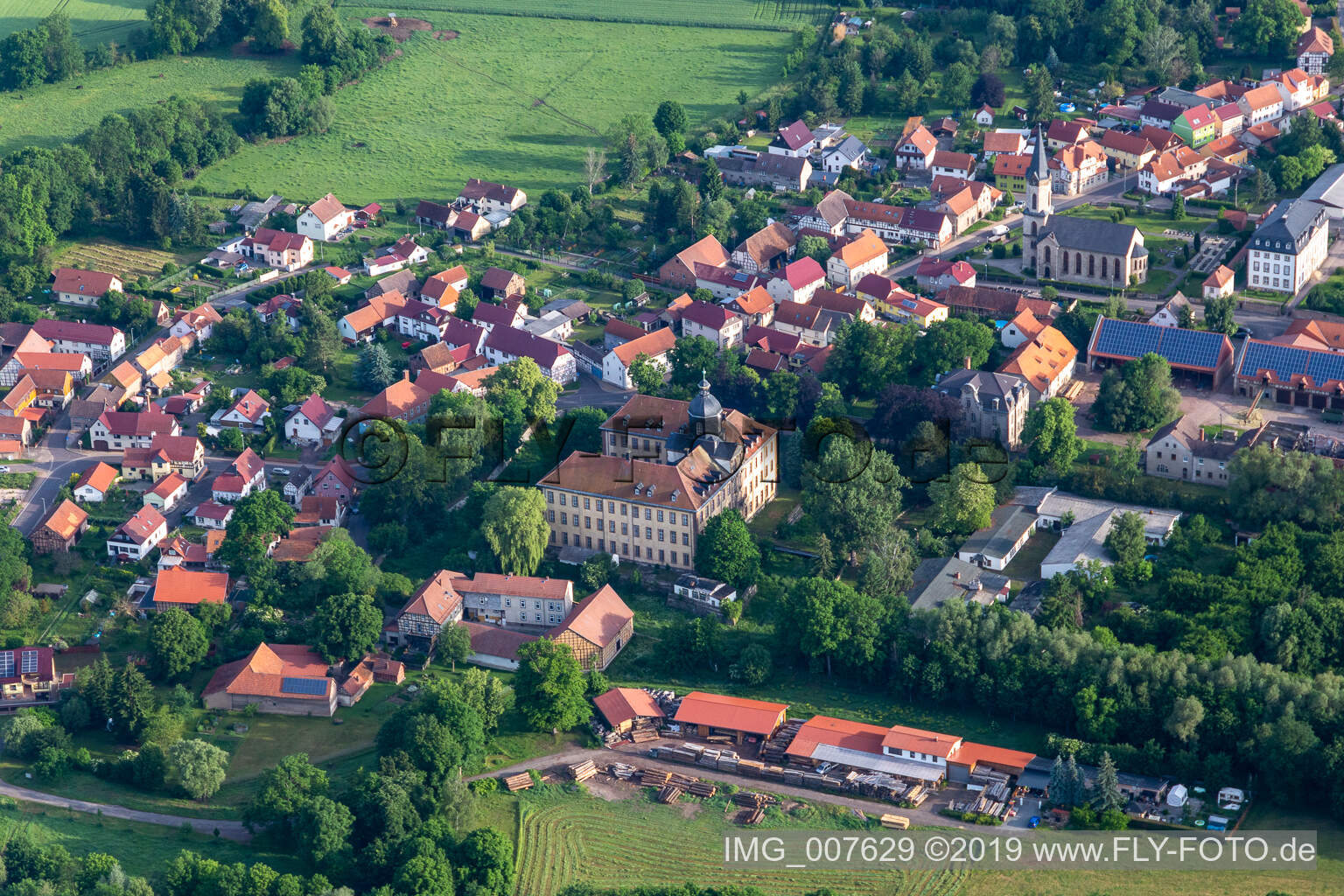 Luftbild von Ortsansicht am Rande von landwirtschaftlichen Feldern und Nutzflächen in Friedrichswerth im Bundesland Thüringen, Deutschland