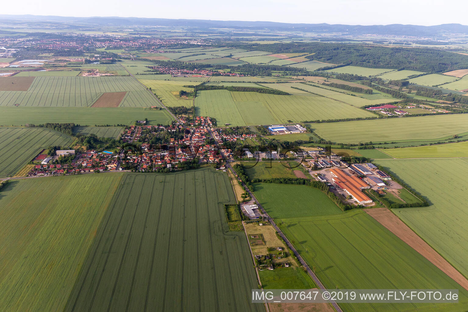 Ortsansicht am Rande von landwirtschaftlichen Feldern und Nutzflächen in Warza im Bundesland Thüringen, Deutschland
