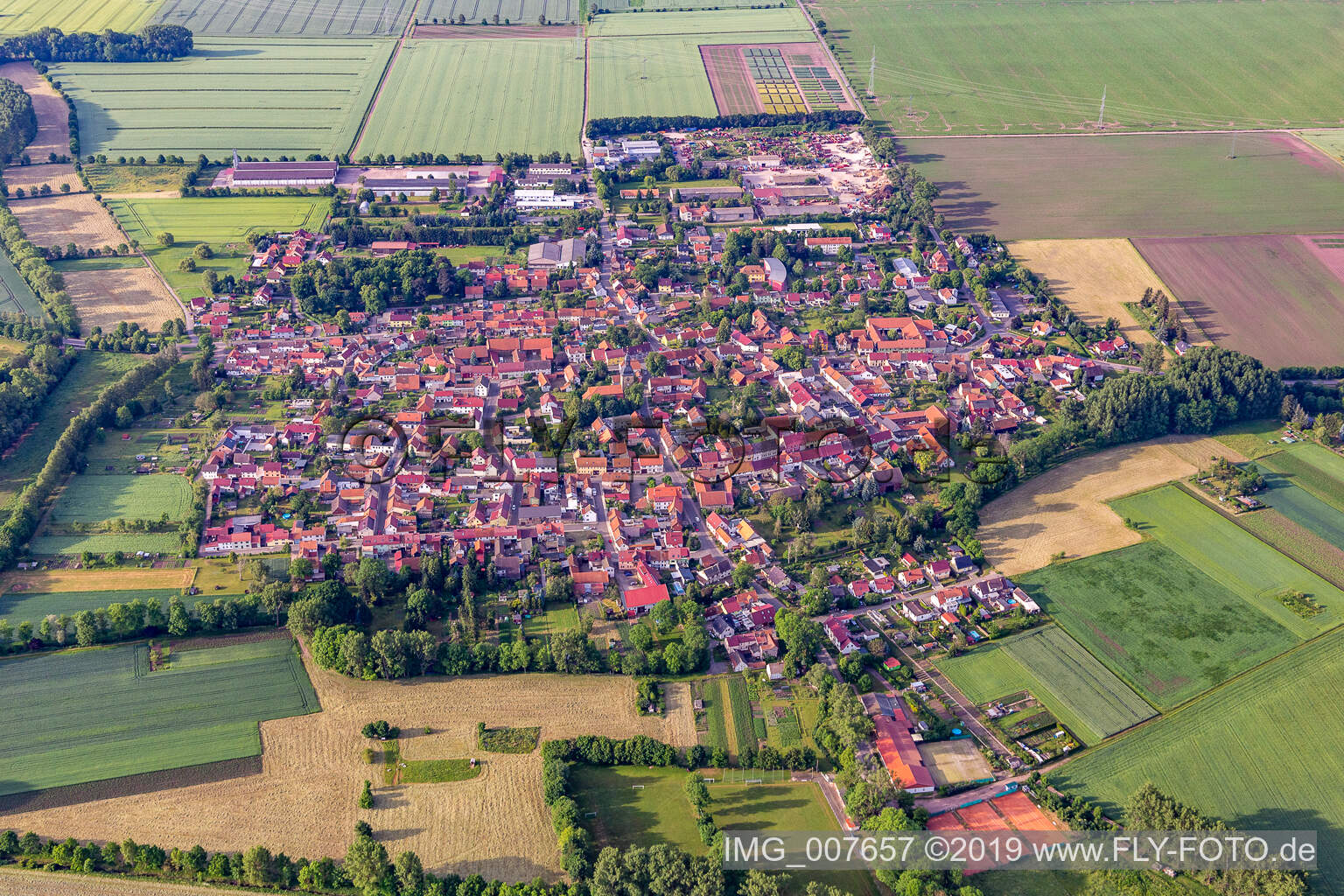 Ortsansicht der Straßen und Häuser der Wohngebiete in Friemar im Bundesland Thüringen, Deutschland