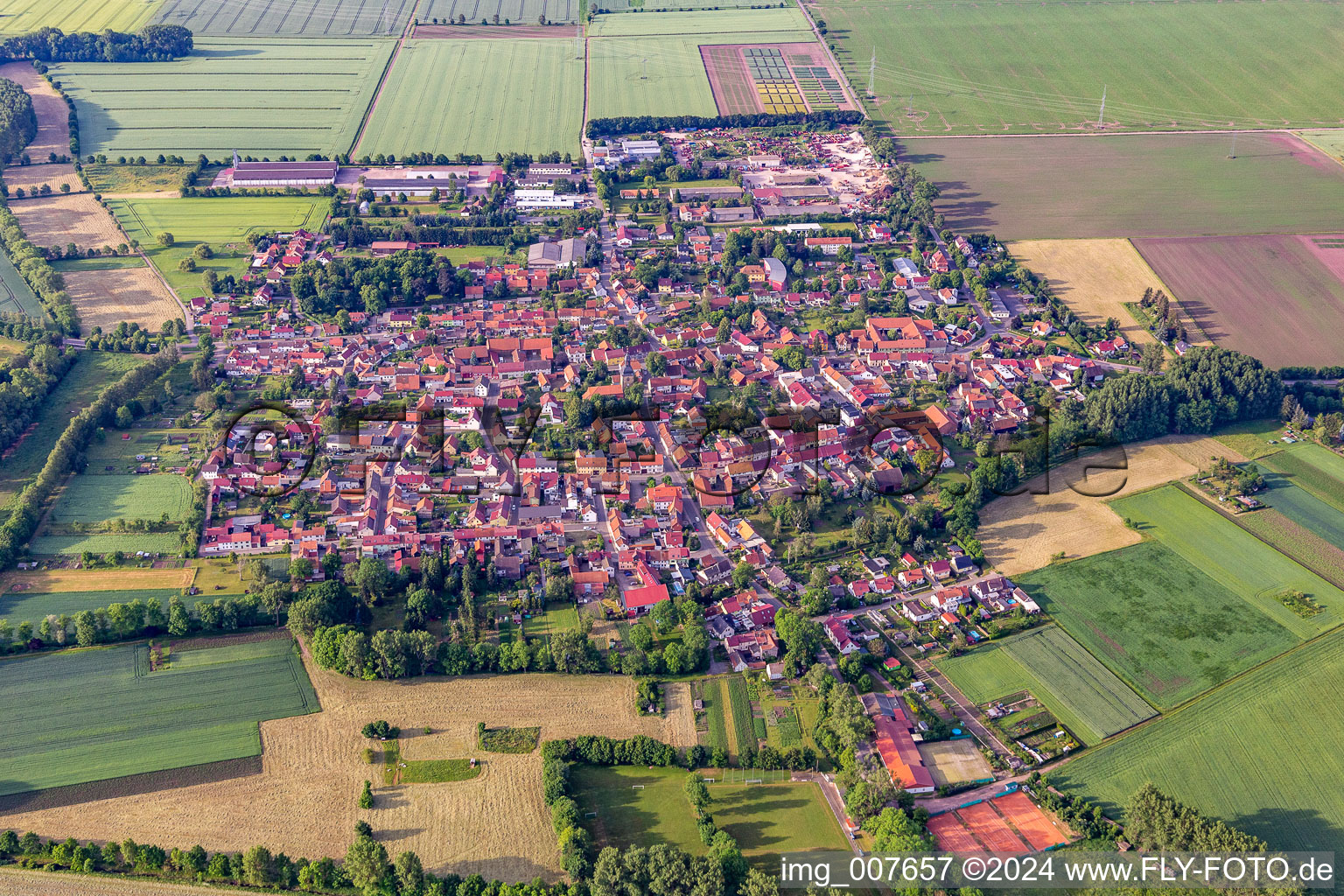 Ortsansicht der Straßen und Häuser der Wohngebiete in Friemar im Bundesland Thüringen, Deutschland