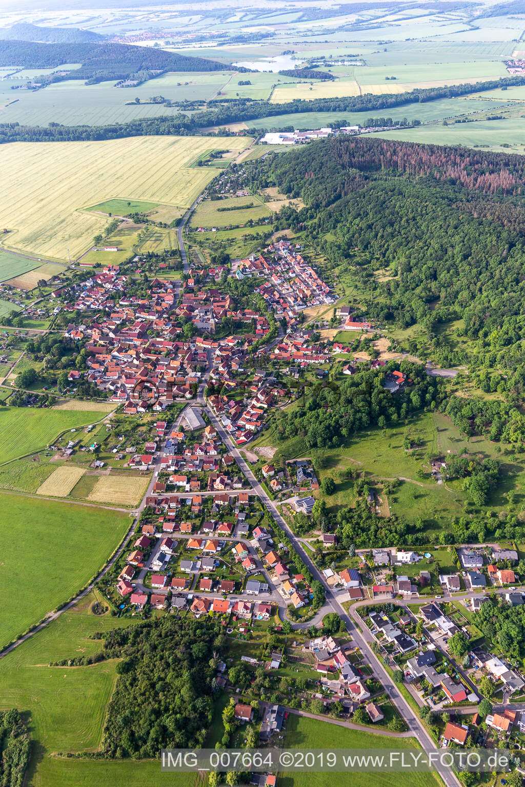Ortsansicht der Straßen und Häuser der Wohngebiete in Seebergen im Bundesland Thüringen, Deutschland