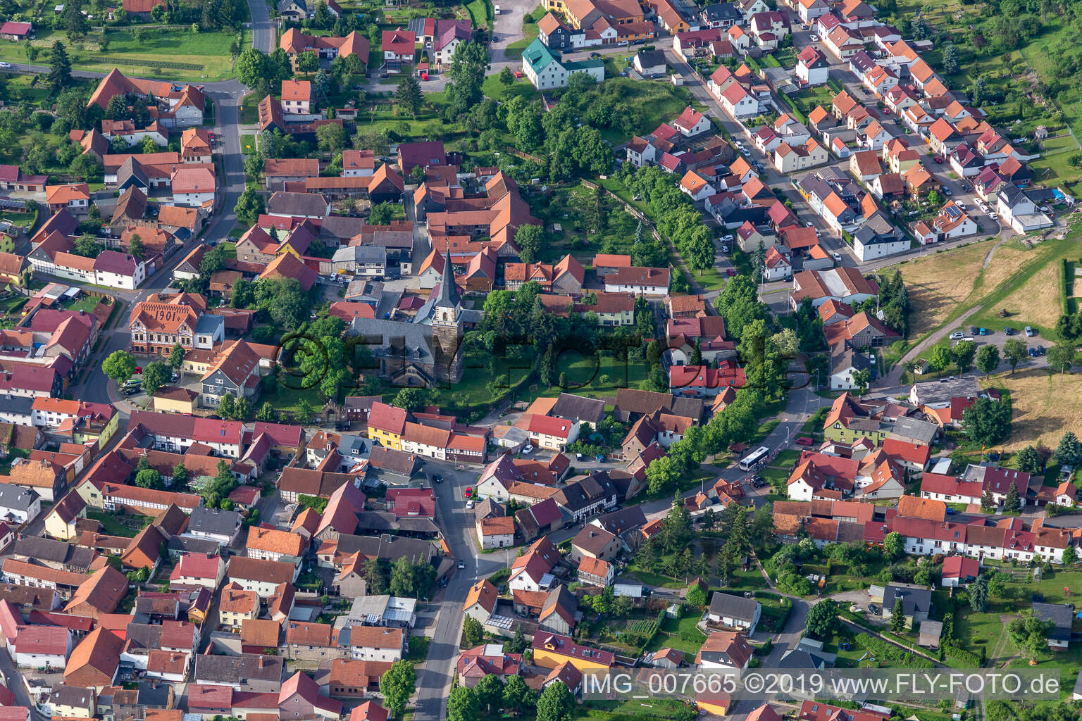 Luftbild von Ortsansicht der Straßen und Häuser der Wohngebiete in Seebergen im Bundesland Thüringen, Deutschland