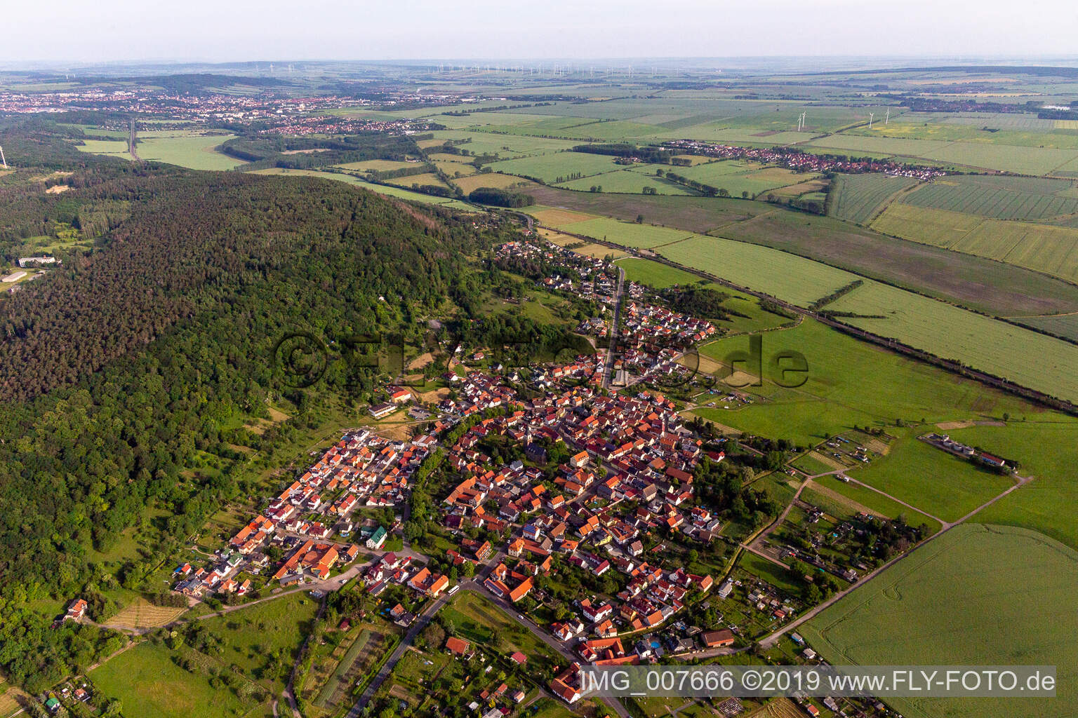 Luftaufnahme von Ortsansicht der Straßen und Häuser der Wohngebiete in Seebergen im Bundesland Thüringen, Deutschland