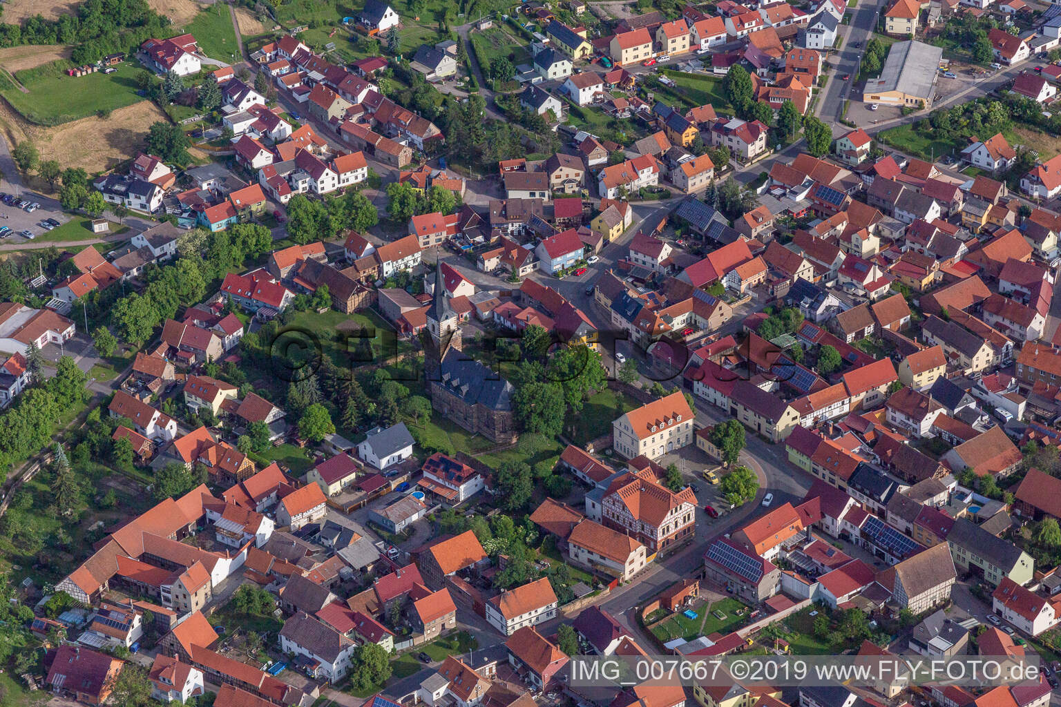 Schrägluftbild von Ortsansicht der Straßen und Häuser der Wohngebiete in Seebergen im Bundesland Thüringen, Deutschland