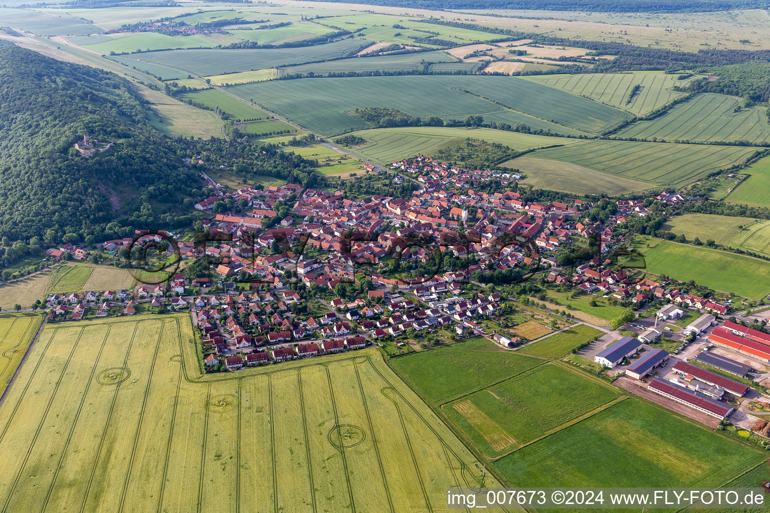 Ortsansicht der Straßen und Häuser der Wohngebiete in Mühlberg im Bundesland Thüringen, Deutschland