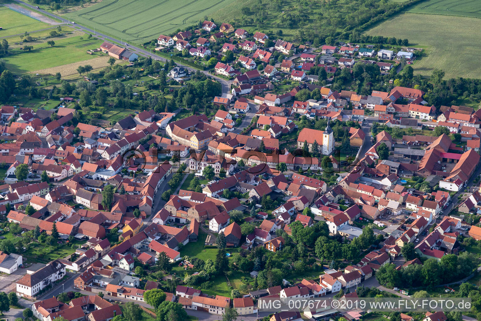 Luftbild von Ortsansicht der Straßen und Häuser der Wohngebiete in Mühlberg im Bundesland Thüringen, Deutschland