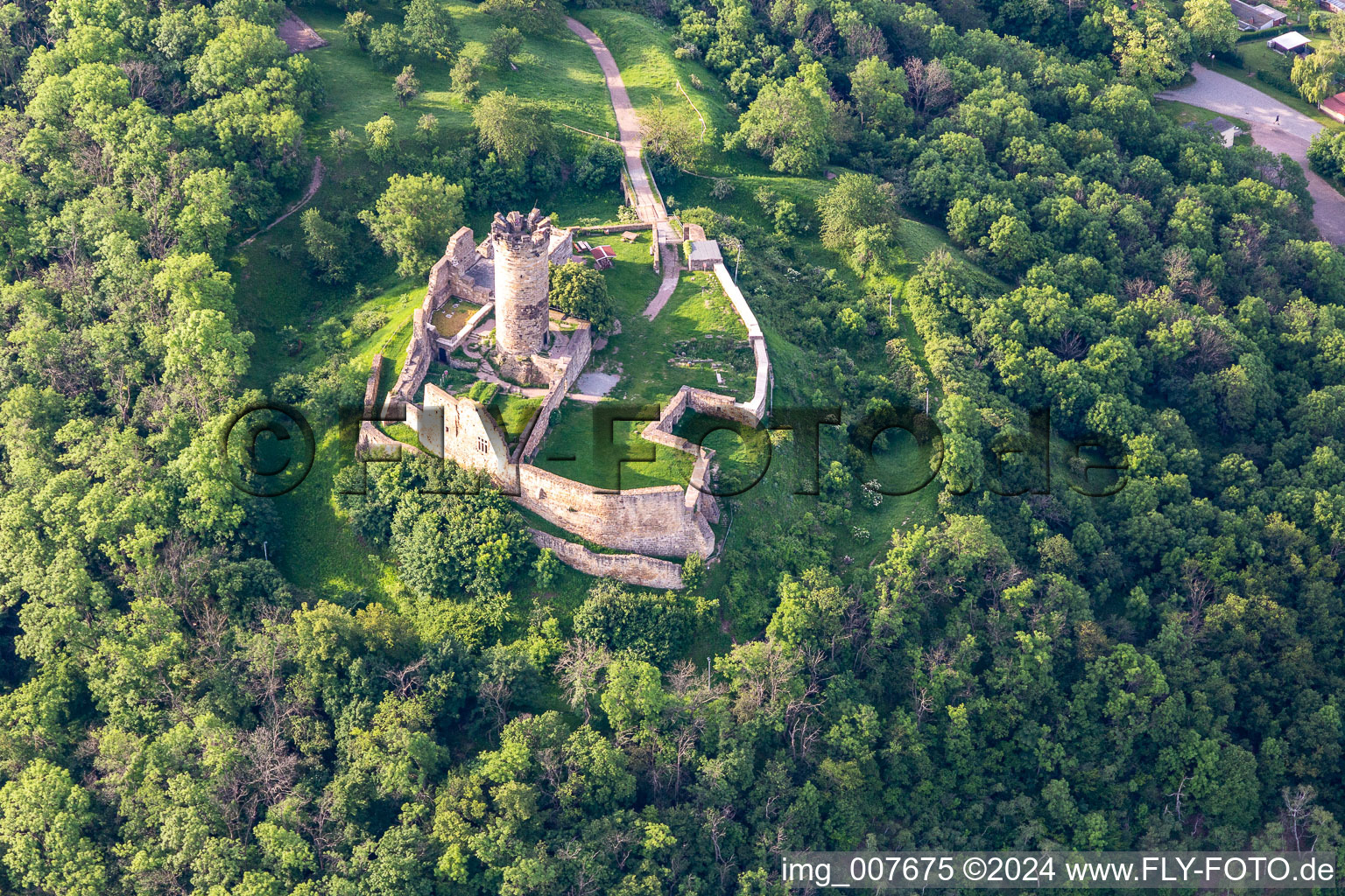 Ruine und Mauerreste der ehemaligen Burganlage und Feste Mühlburg im Ortsteil Mühlberg in Drei Gleichen im Bundesland Thüringen, Deutschland