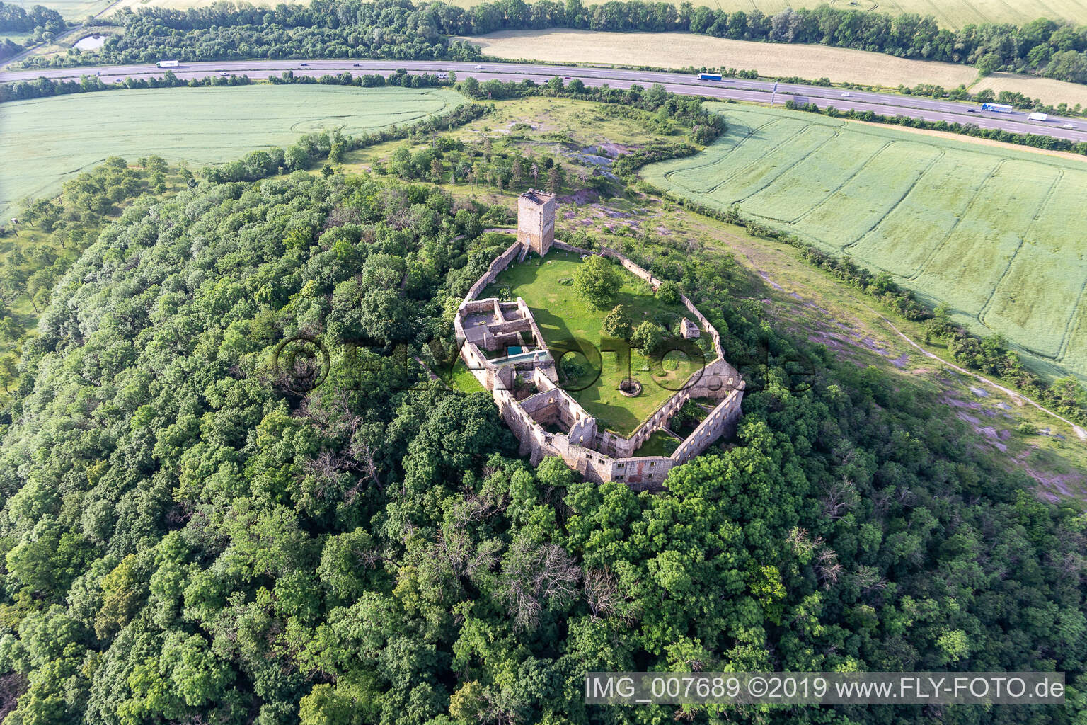 Burg Gleichen in Wandersleben im Bundesland Thüringen, Deutschland aus der Luft betrachtet