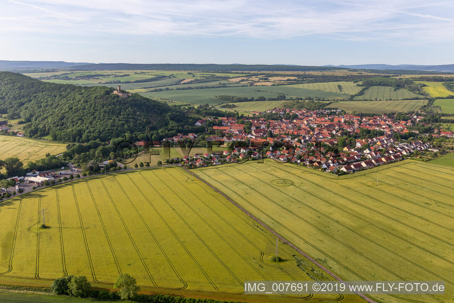 Ortsansicht am Rande von landwirtschaftlichen Feldern und Nutzflächen in Mühlberg im Bundesland Thüringen, Deutschland