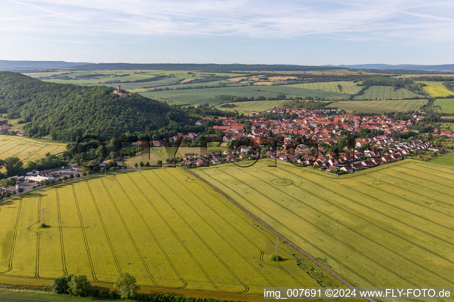 Ortsansicht am Rande von landwirtschaftlichen Feldern und Nutzflächen in Mühlberg im Bundesland Thüringen, Deutschland