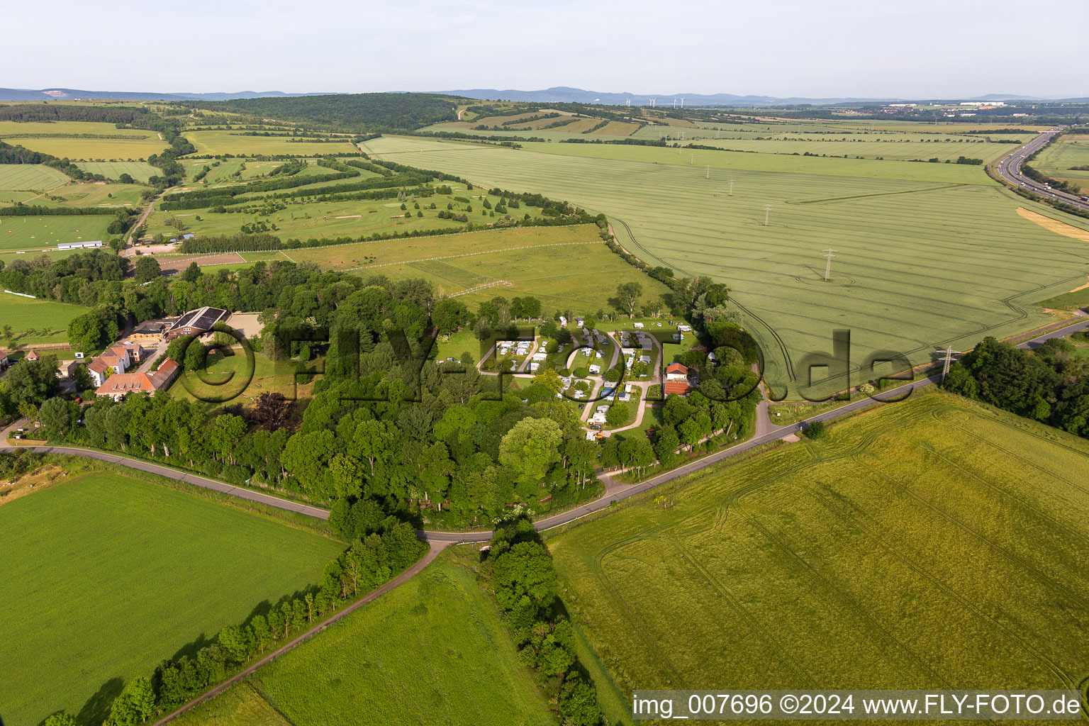 Luftbild von Wohnwagen und Zelte- Campingplatz - und Zeltplatz Camping Drei Gleichen in Mühlberg im Bundesland Thüringen, Deutschland