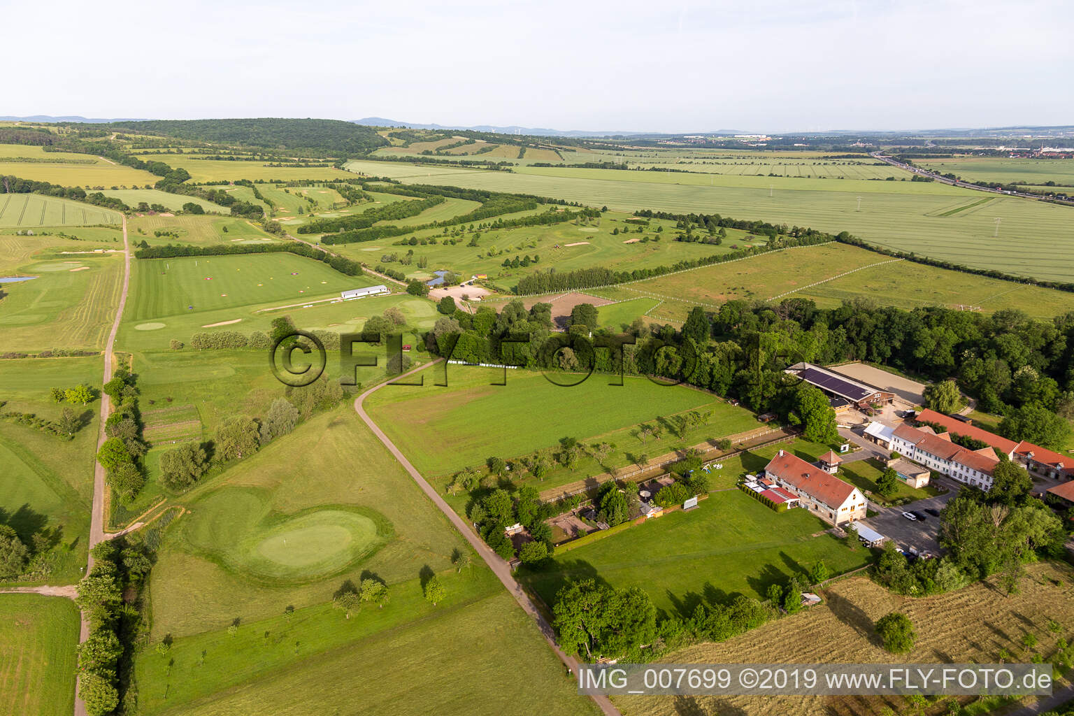 Luftbild von Gelände des Golfplatz " Drei Gleichen Mühlberg e.V. " in Mühlberg im Bundesland Thüringen, Deutschland