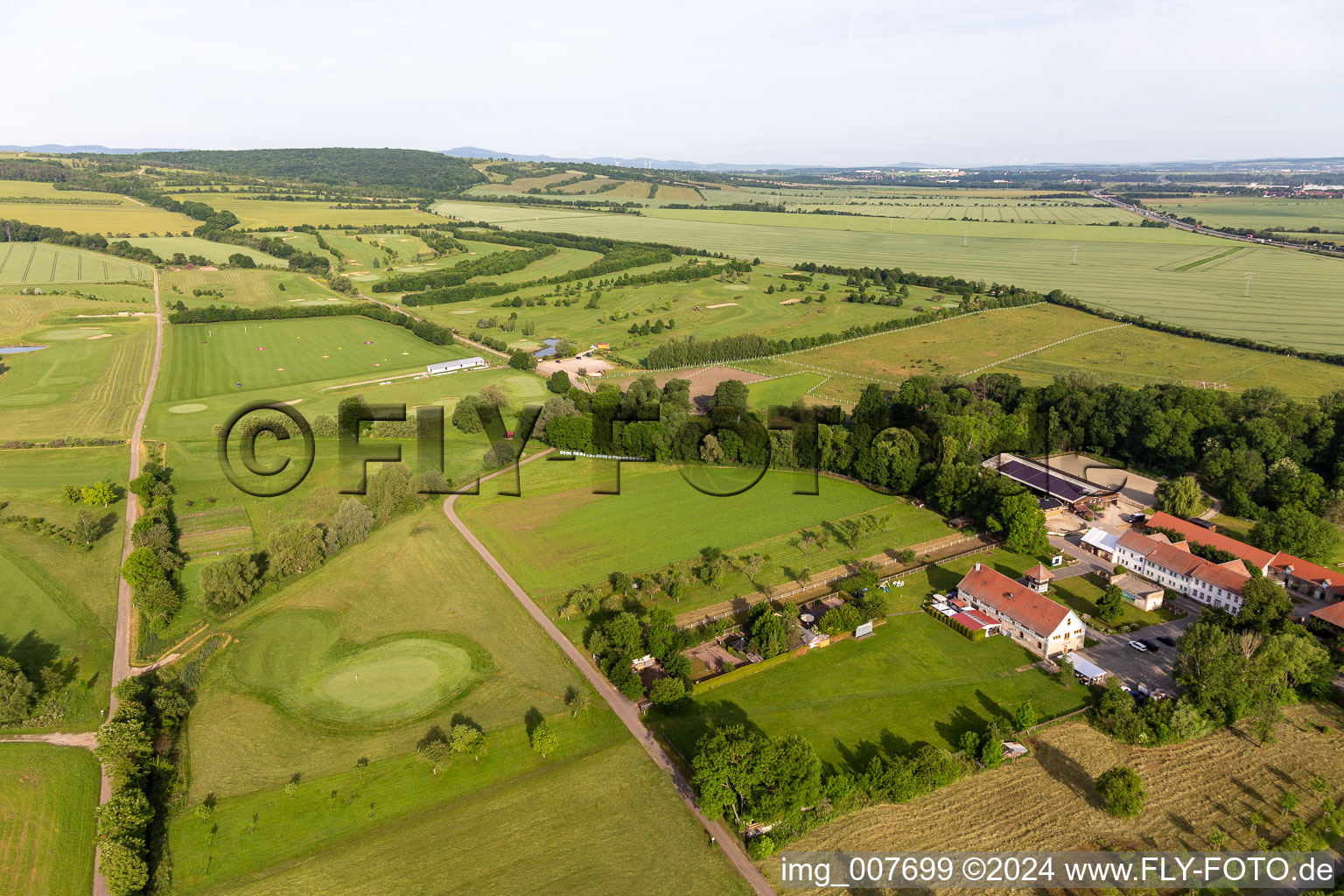 Luftbild von Gelände des Golfplatz " Drei Gleichen Mühlberg e.V. " in Mühlberg im Bundesland Thüringen, Deutschland