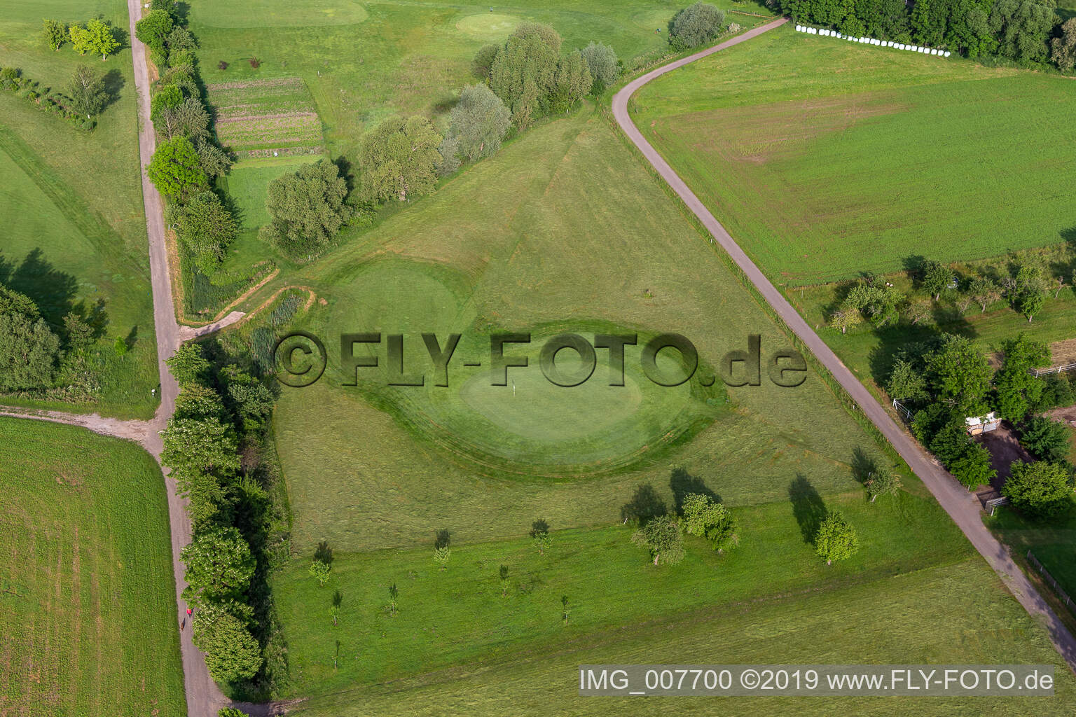 Luftaufnahme von Gelände des Golfplatz " Drei Gleichen Mühlberg e.V. " in Mühlberg im Bundesland Thüringen, Deutschland