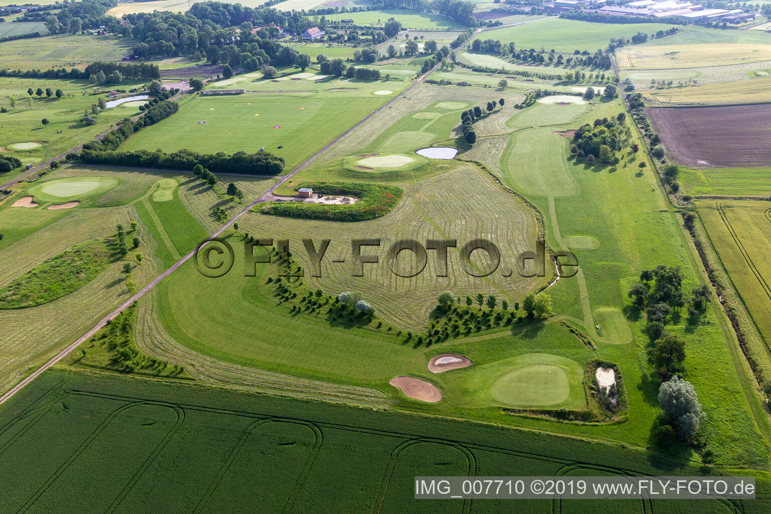 Gelände des Golfplatz " Drei Gleichen Mühlberg e.V. " in Mühlberg im Bundesland Thüringen, Deutschland vom Flugzeug aus