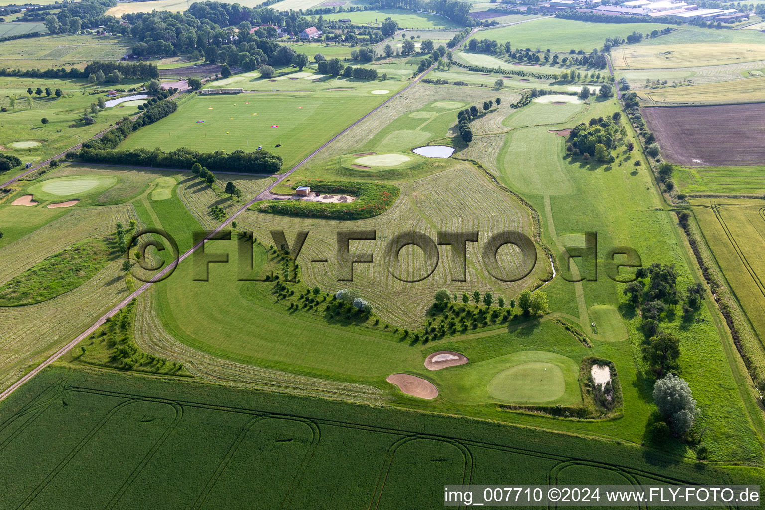 Gelände des Golfplatz " Drei Gleichen Mühlberg e.V. " in Mühlberg im Bundesland Thüringen, Deutschland vom Flugzeug aus