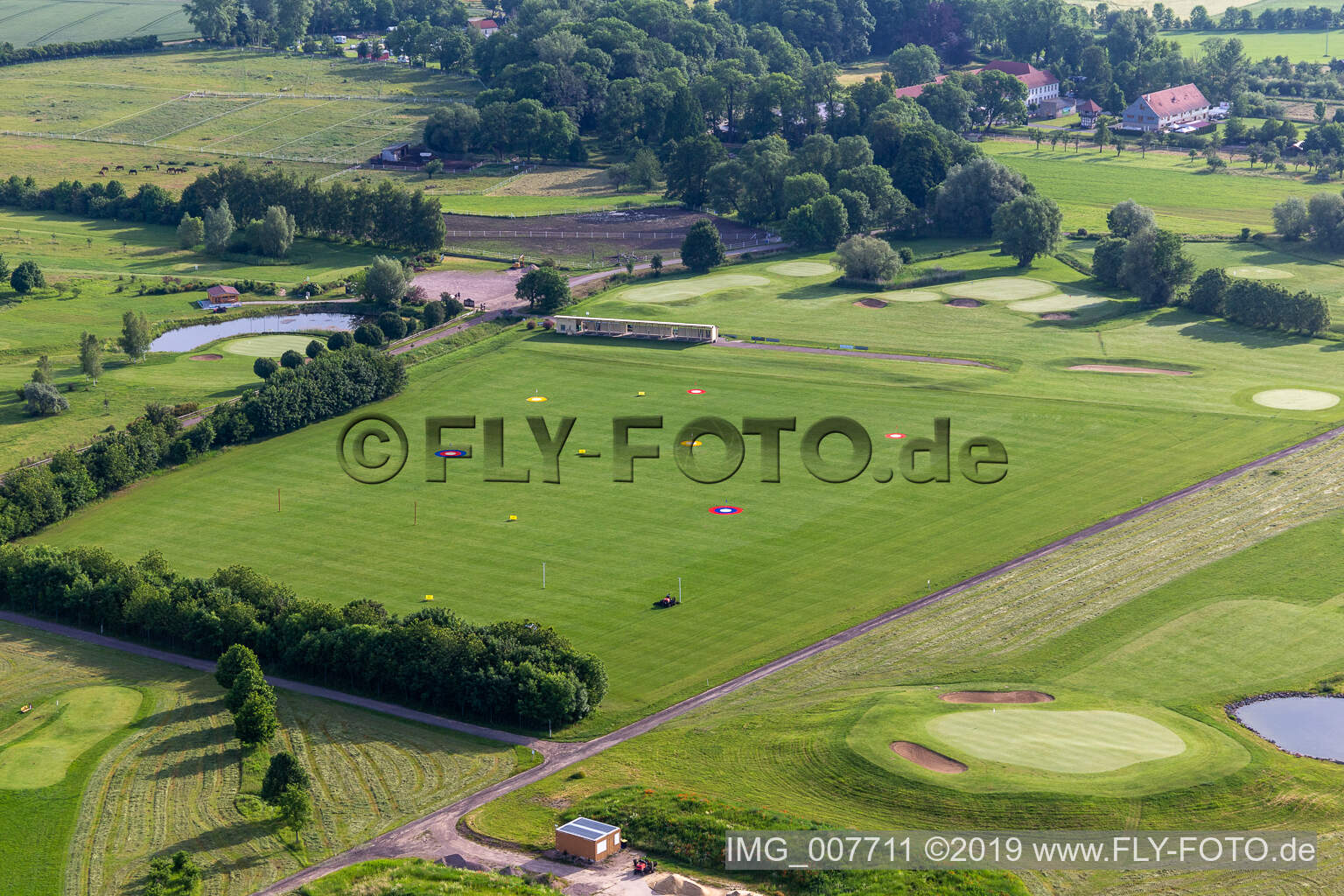 Gelände des Golfplatz " Drei Gleichen Mühlberg e.V. " in Mühlberg im Bundesland Thüringen, Deutschland aus der Vogelperspektive
