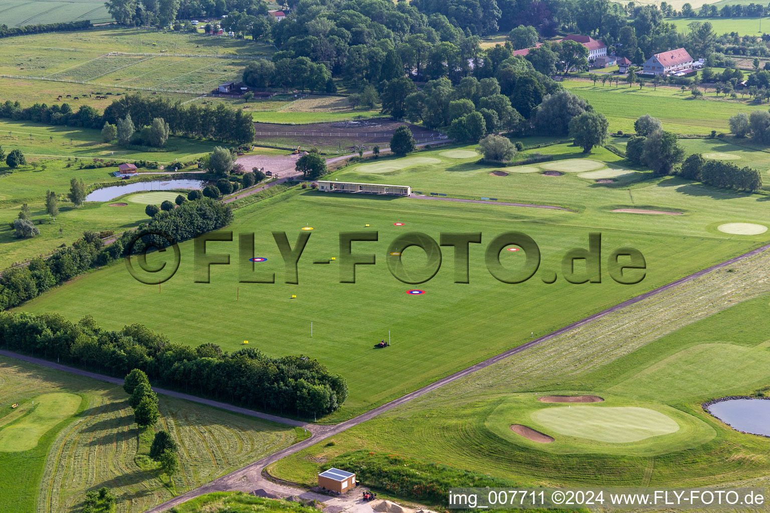 Gelände des Golfplatz " Drei Gleichen Mühlberg e.V. " in Mühlberg im Bundesland Thüringen, Deutschland aus der Vogelperspektive