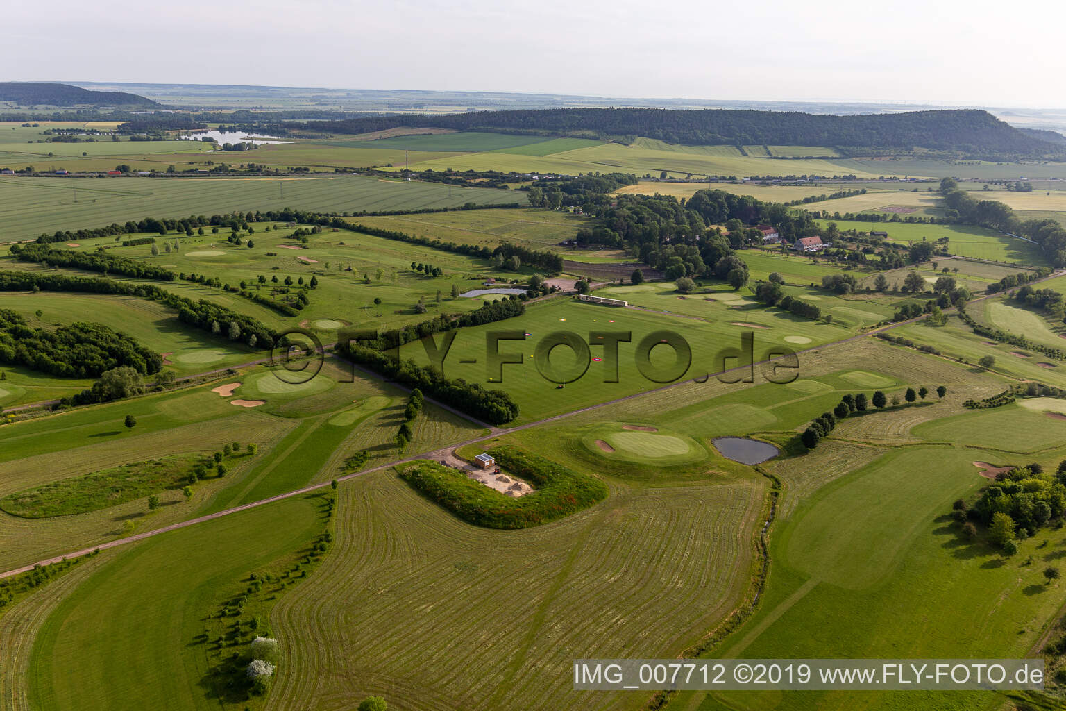 Gelände des Golfplatz " Drei Gleichen Mühlberg e.V. " in Mühlberg im Bundesland Thüringen, Deutschland aus der Luft betrachtet