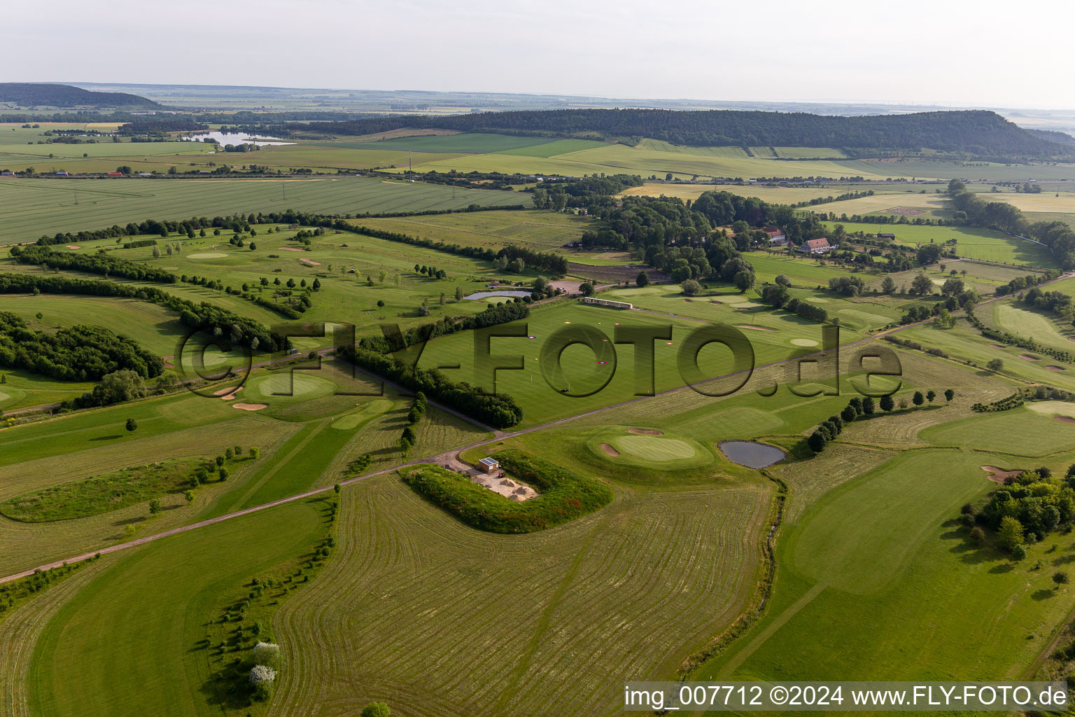 Gelände des Golfplatz " Drei Gleichen Mühlberg e.V. " in Mühlberg im Bundesland Thüringen, Deutschland aus der Luft betrachtet