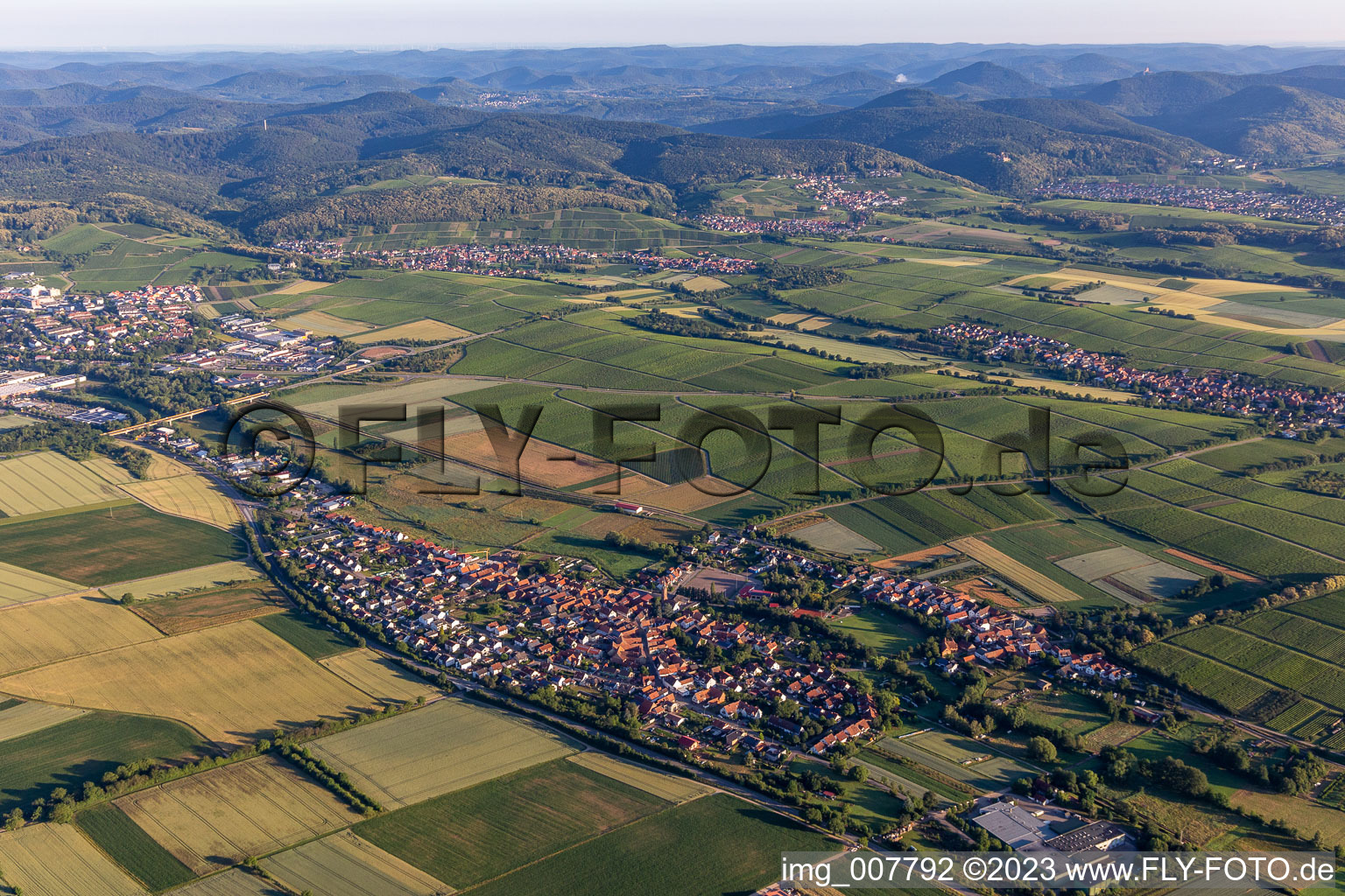 Dorf - Ansicht am Rande von landwirtschaftlichen Feldern und Nutzflächen in Kapellen-Drusweiler im Bundesland Rheinland-Pfalz, Deutschland