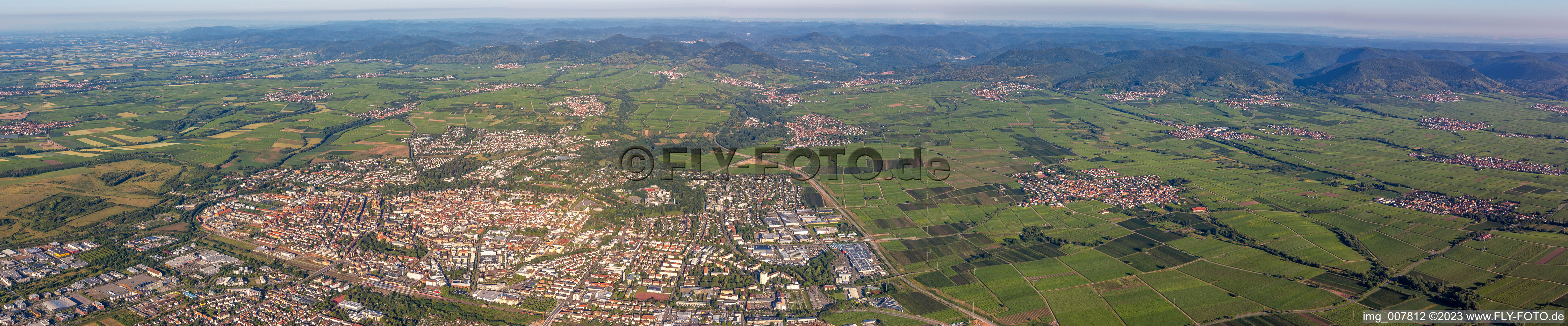 Panorama Perspektive Stadtgebiet mit Außenbezirken und Innenstadtbereich in Landau in der Pfalz im Ortsteil Queichheim im Bundesland Rheinland-Pfalz, Deutschland