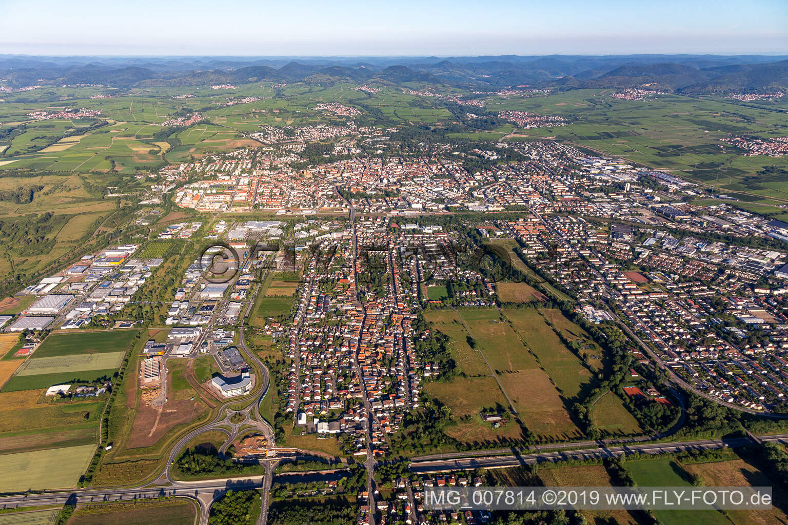 Luftaufnahme von Ortsteil Queichheim in Landau in der Pfalz im Bundesland Rheinland-Pfalz, Deutschland