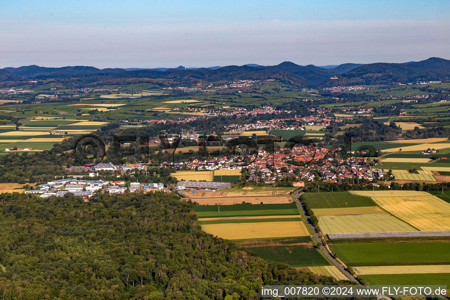 Dorf - Ansicht am Rande von landwirtschaftlichen Feldern und Nutzflächen in Rohrbach im Bundesland Rheinland-Pfalz, Deutschland