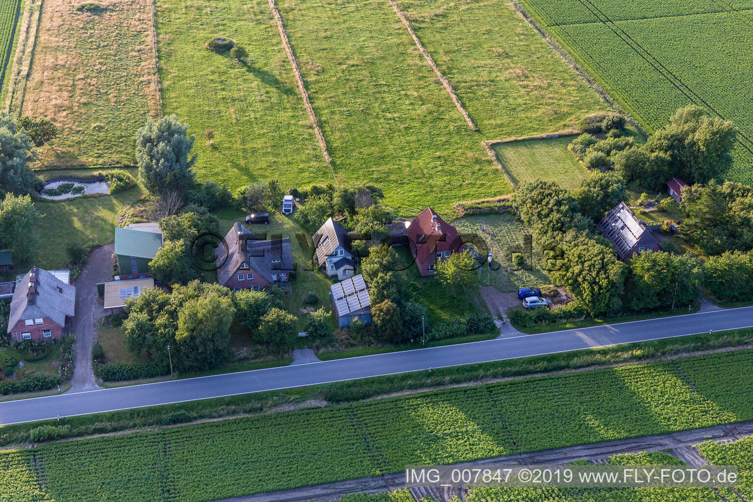 Drohnenbild von Schülpersieler Straße in Wesselburenerkoog im Bundesland Schleswig-Holstein, Deutschland
