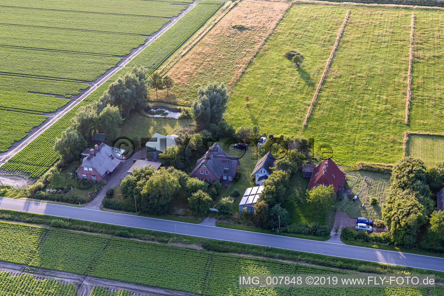 Schülpersieler Straße in Wesselburenerkoog im Bundesland Schleswig-Holstein, Deutschland aus der Drohnenperspektive