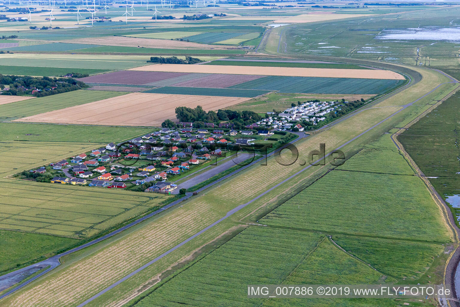 Luftbild von Ferienhaussiedlung und Camping Wesselburenerkoog im Bundesland Schleswig-Holstein, Deutschland