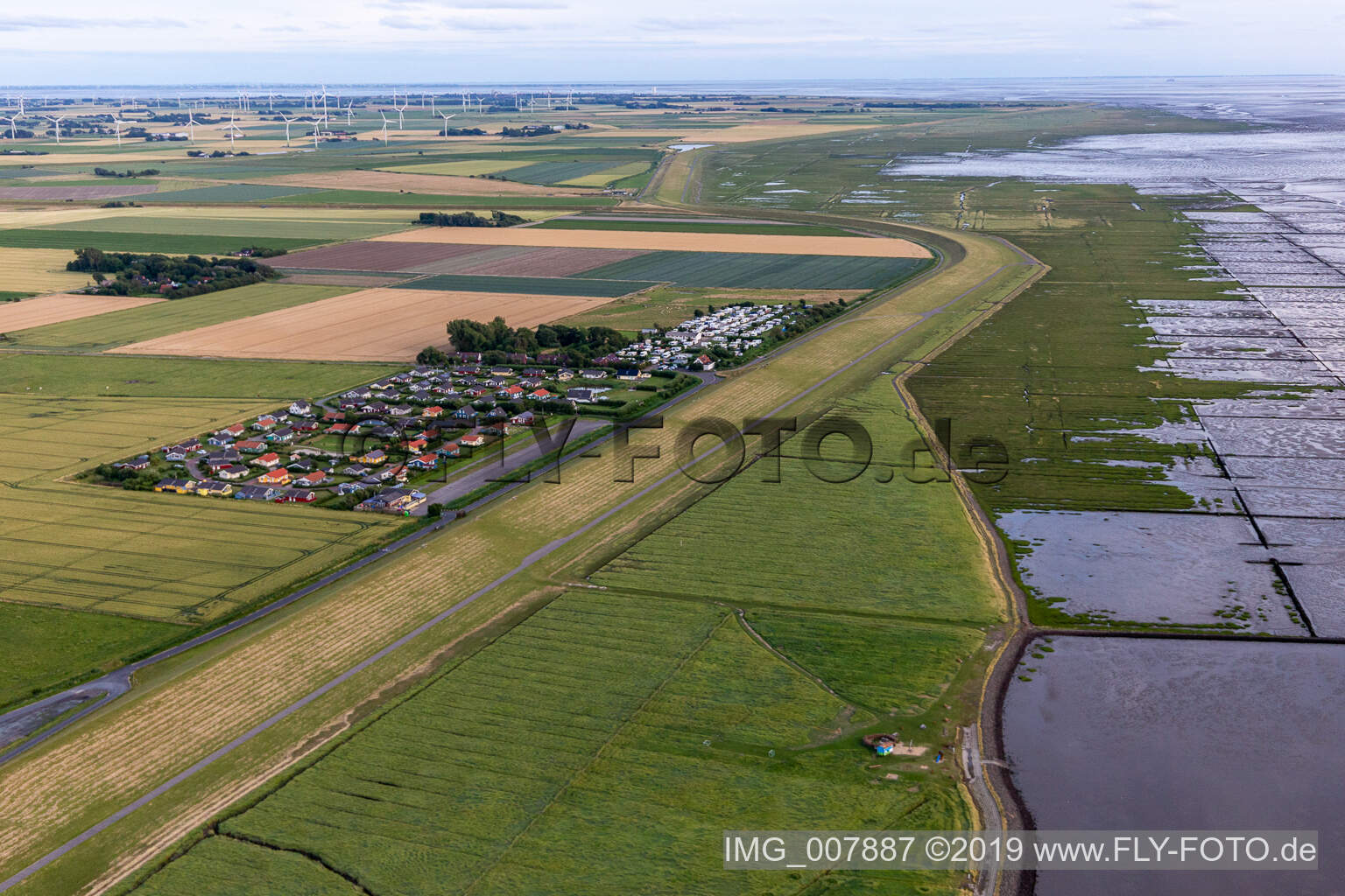 Luftaufnahme von Ferienhaussiedlung und Camping Wesselburenerkoog im Bundesland Schleswig-Holstein, Deutschland