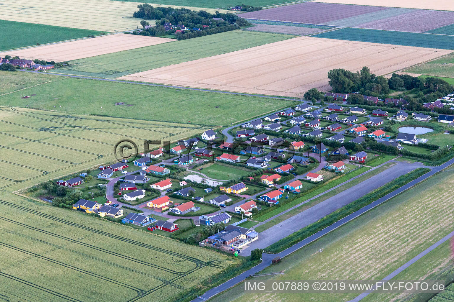 Schrägluftbild von Ferienhaussiedlung und Camping Wesselburenerkoog im Bundesland Schleswig-Holstein, Deutschland