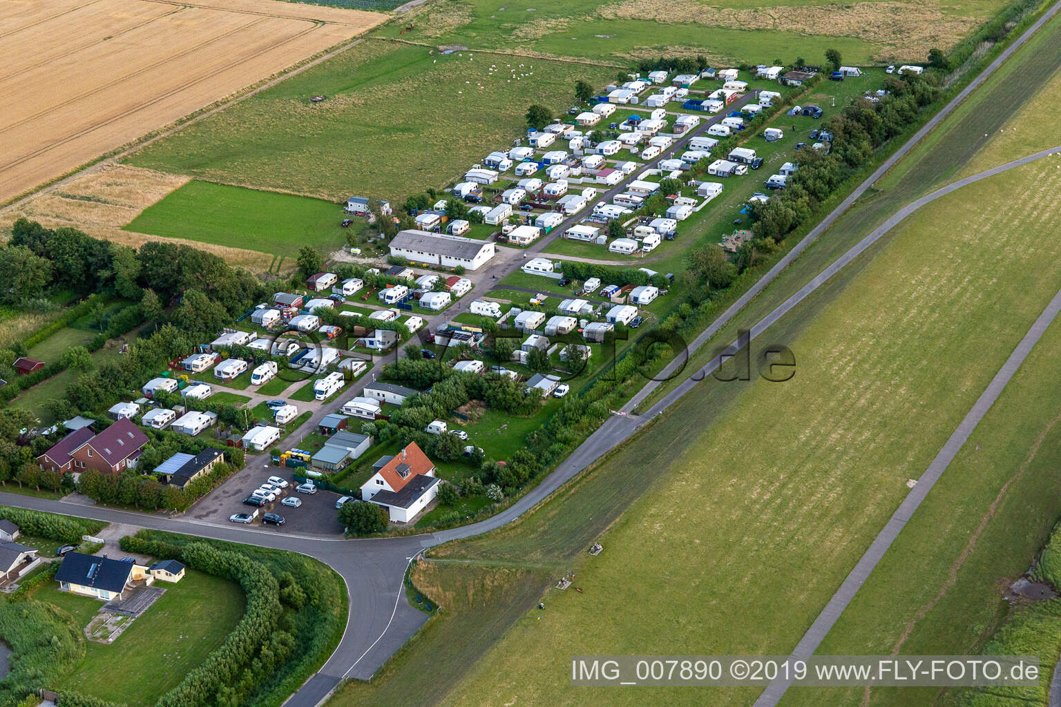 Ferienhaussiedlung und Camping Wesselburenerkoog im Bundesland Schleswig-Holstein, Deutschland von oben