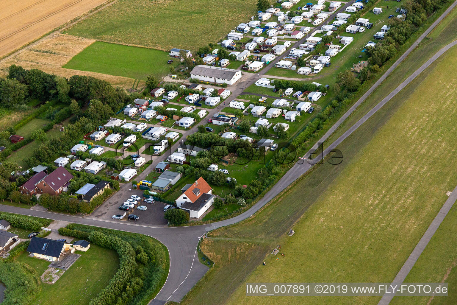 Ferienhaussiedlung und Camping Wesselburenerkoog im Bundesland Schleswig-Holstein, Deutschland aus der Luft