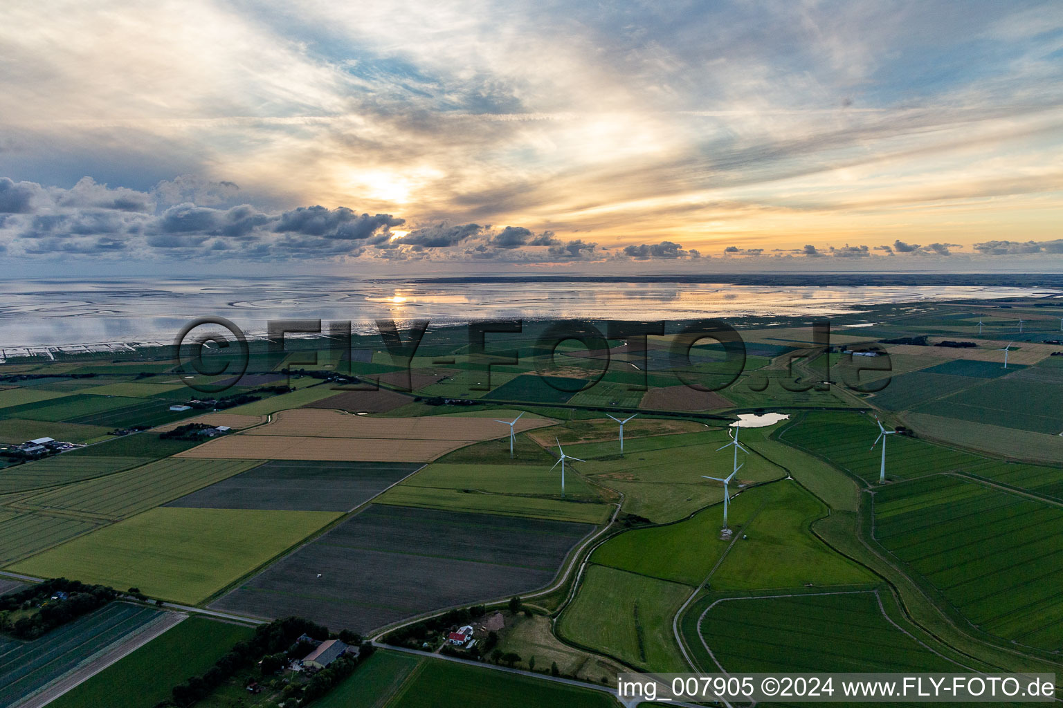 Wattenmeer der Nordsee- Küste mit Windpark in Hedwigenkoog im Bundesland Schleswig-Holstein, Deutschland