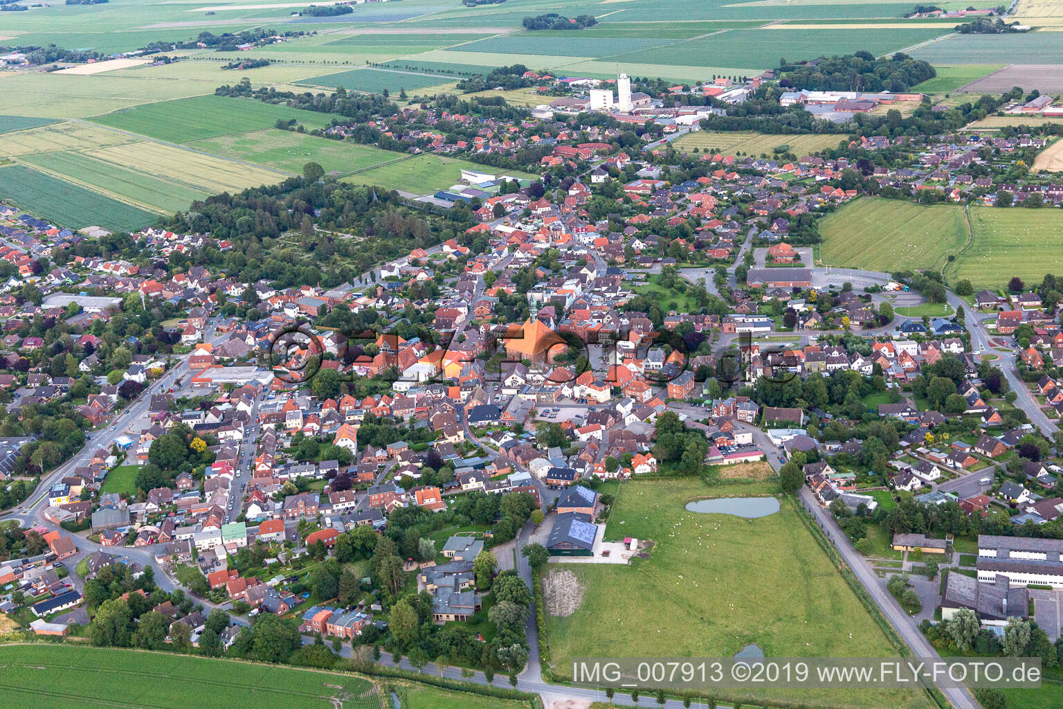 Schrägluftbild von Wesselburen im Bundesland Schleswig-Holstein, Deutschland