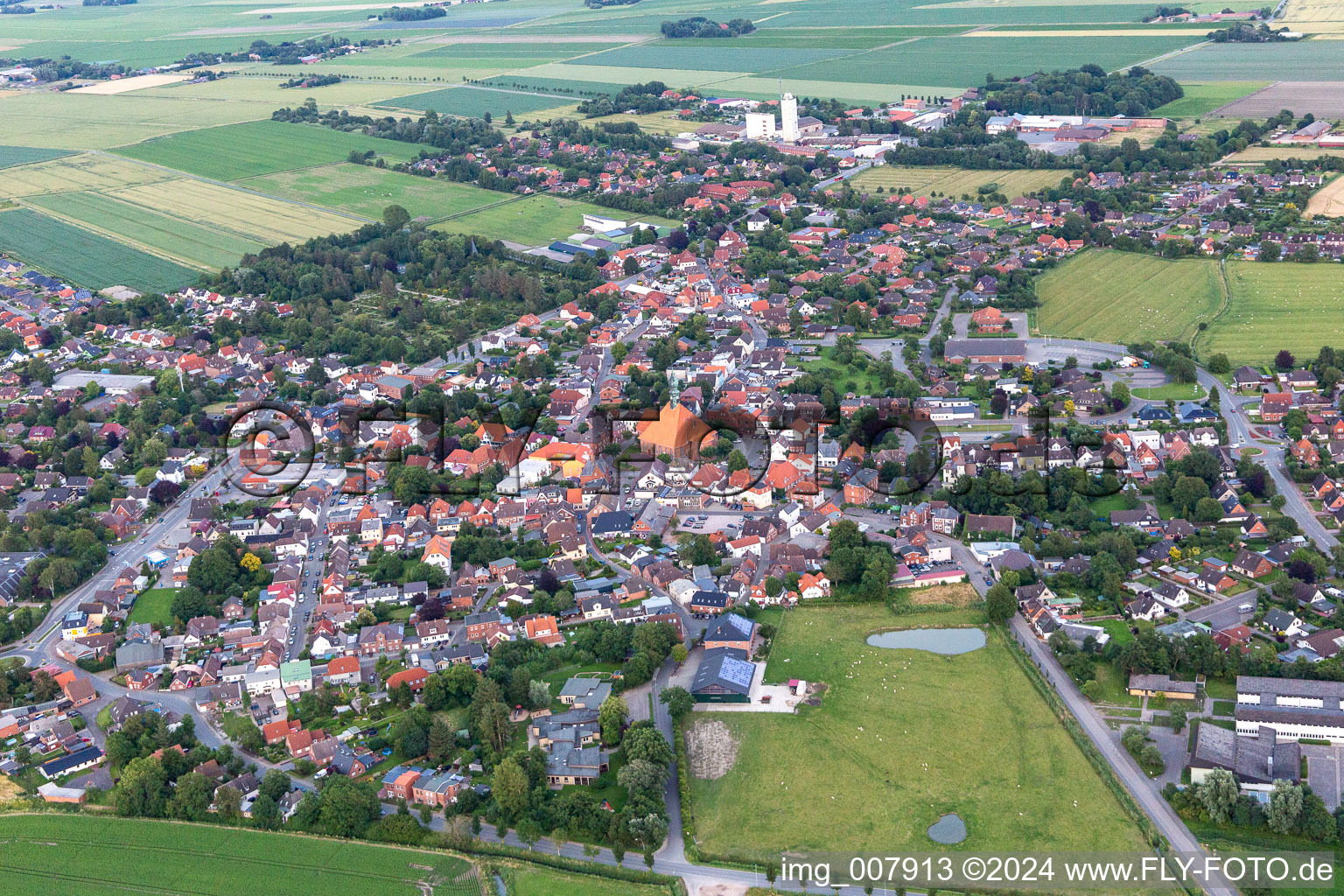 Schrägluftbild von Wesselburen im Bundesland Schleswig-Holstein, Deutschland