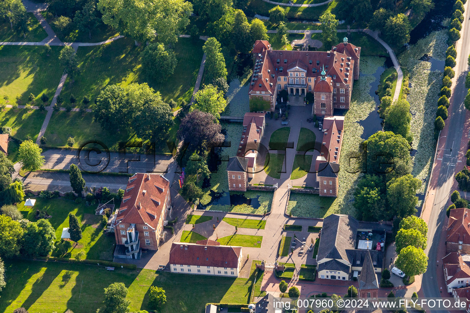 Gebäudekomplex des Weiterbildungs- und Bildungszentrums " Châteauform - Schloss Velen " an der Ramsdorfer Straße in Velen im Bundesland Nordrhein-Westfalen, Deutschland