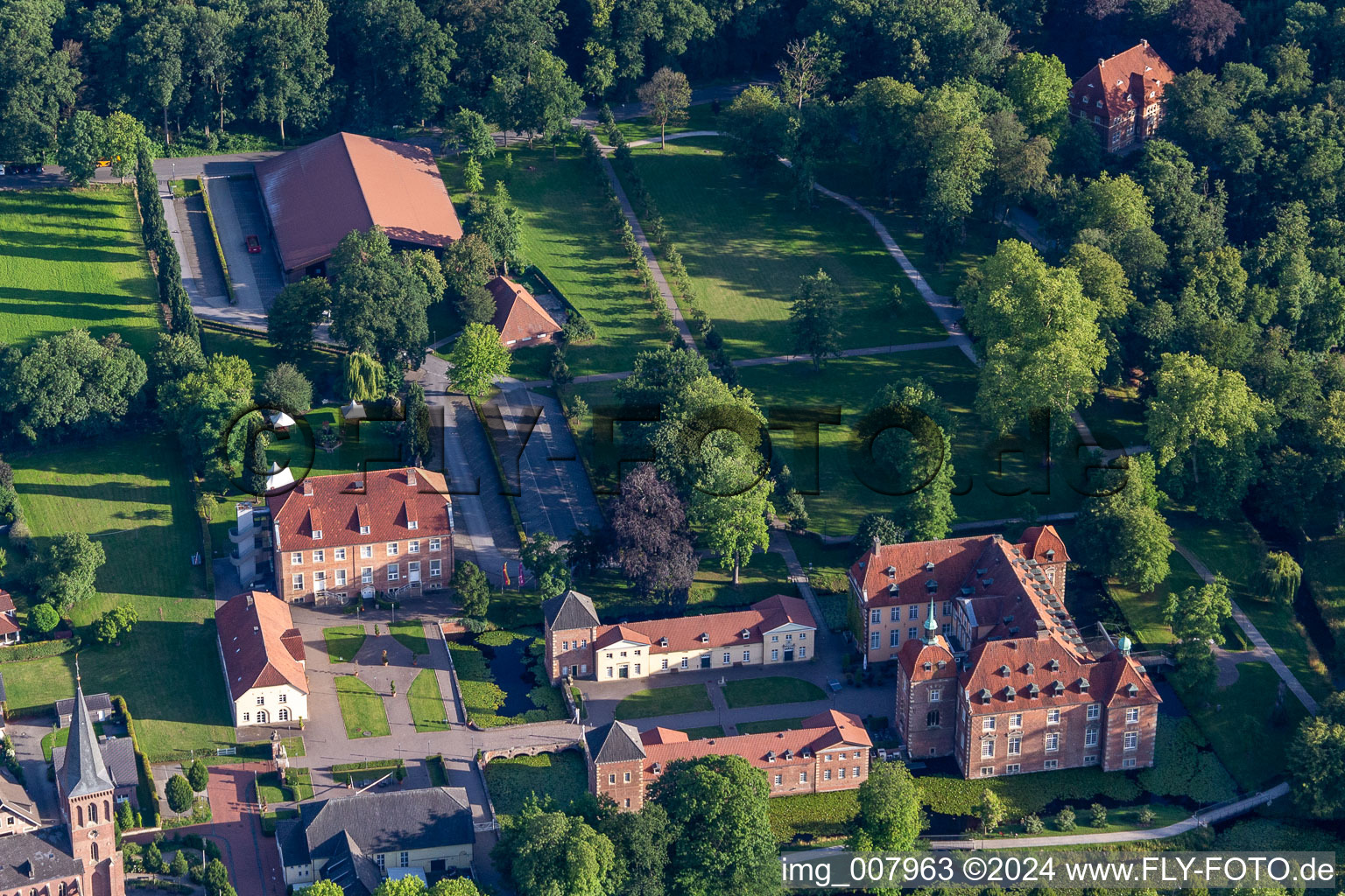 Luftbild von Gebäudekomplex des Weiterbildungs- und Bildungszentrums " Châteauform - Schloss Velen " an der Ramsdorfer Straße in Velen im Bundesland Nordrhein-Westfalen, Deutschland