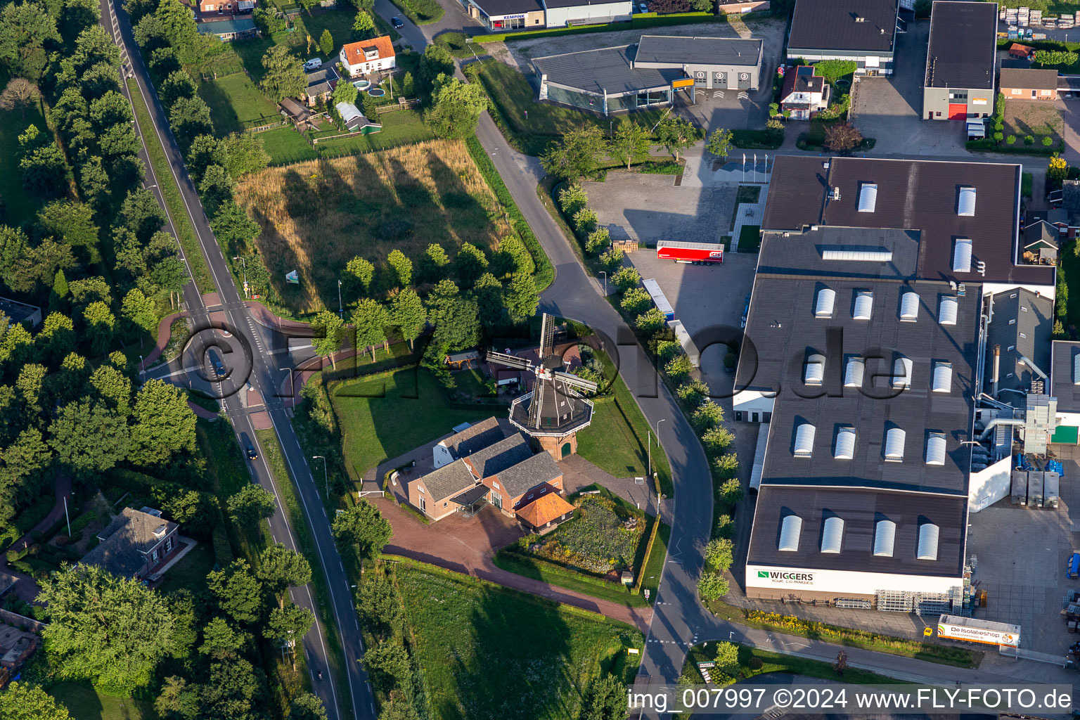 Luftbild von Historische Windmühle Venemansmolen und Wiggers Lijstsprofielen BV in Winterswijk in Gelderland, Niederlande