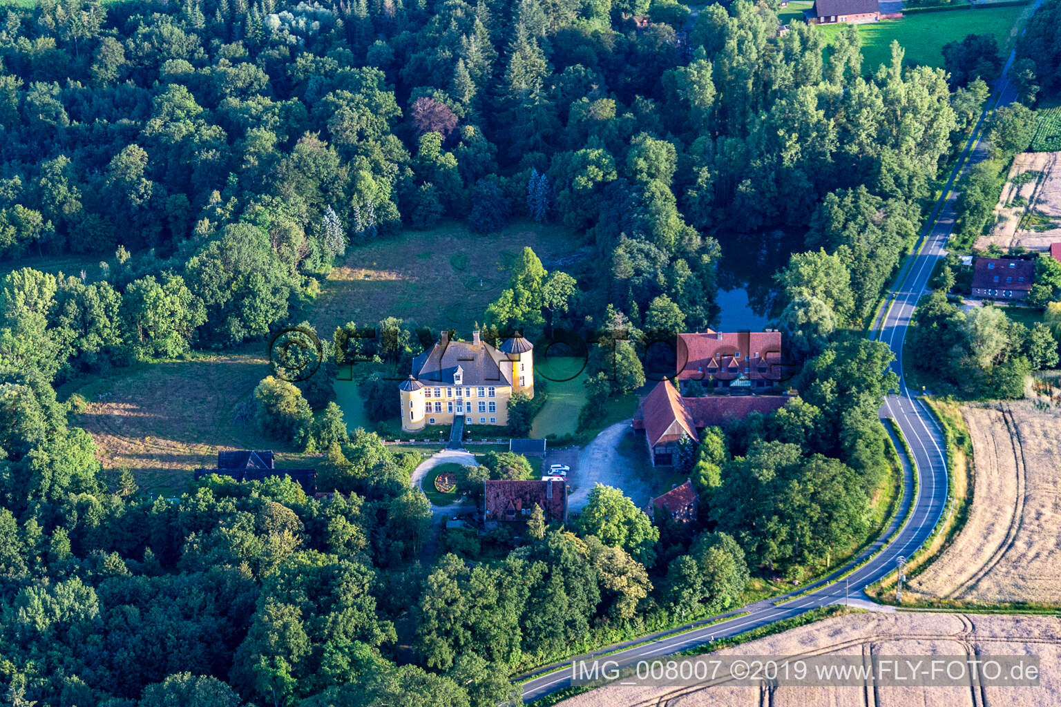 Luftaufnahme von Hotel Schloss Diepenbrock in Bocholt im Bundesland Nordrhein-Westfalen, Deutschland