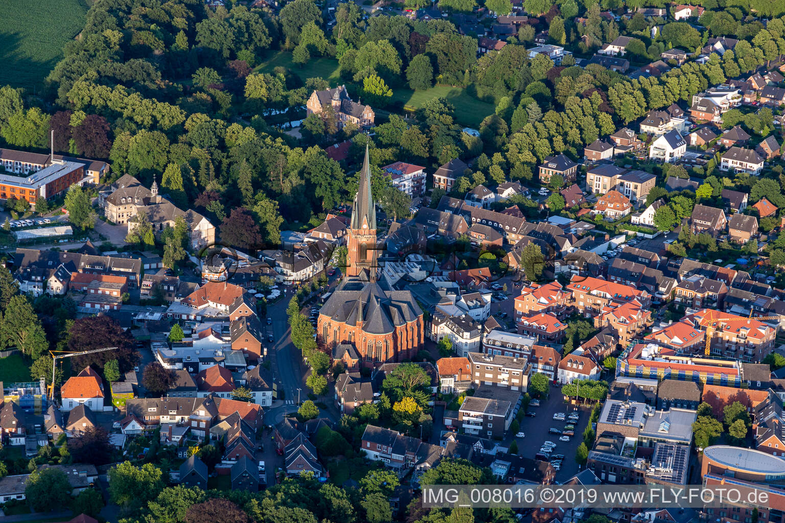 Luftaufnahme von St. Gudula Kirche in Rhede im Bundesland Nordrhein-Westfalen, Deutschland