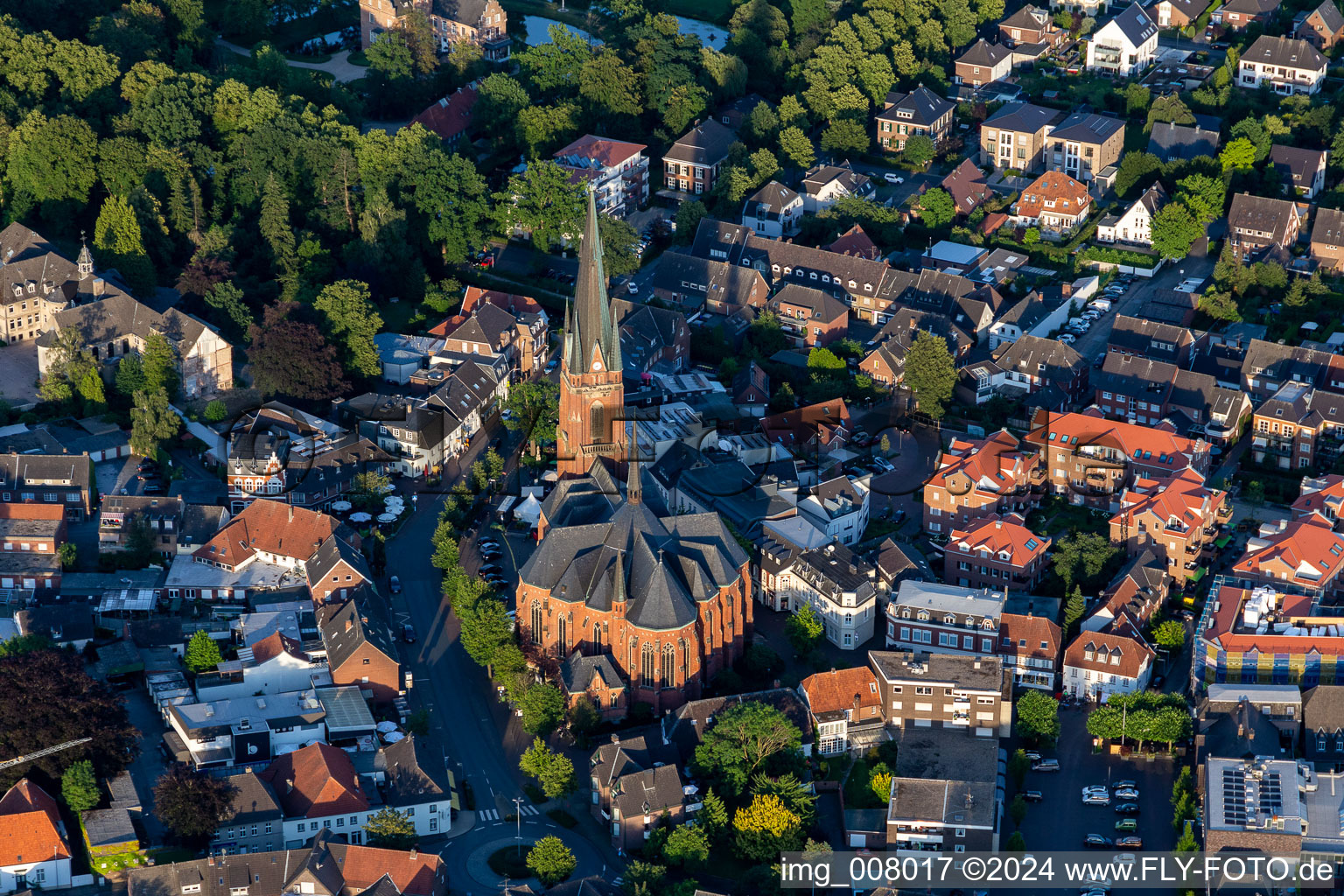 Kirchengebäude der St. Gudula Kirche in der Altstadt in Rhede im Ortsteil Altrhede im Bundesland Nordrhein-Westfalen, Deutschland