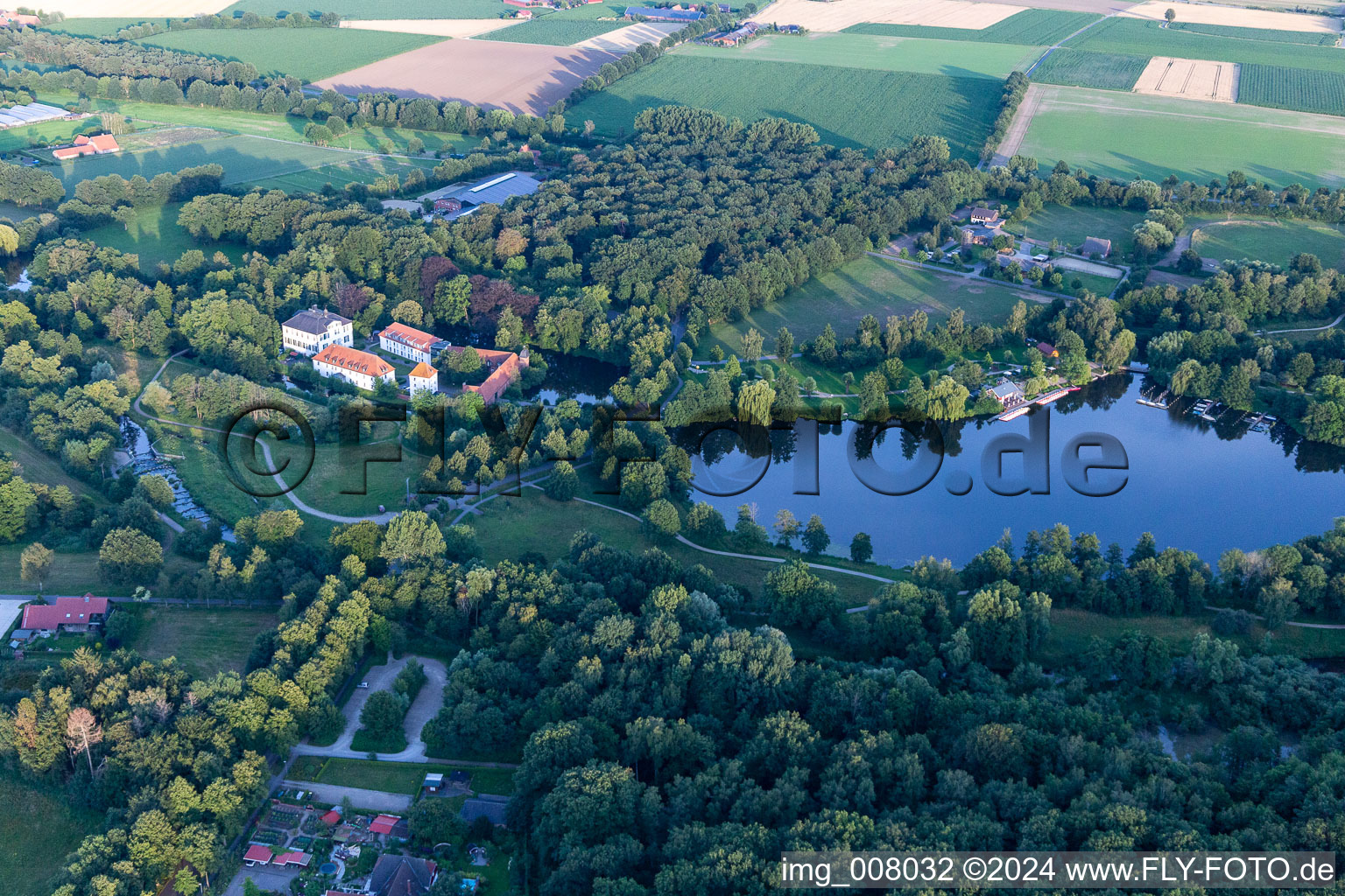 Uferbereiche am See- und Erholungsgebiet Pröbstingsee in Hoxfeld im Bundesland Nordrhein-Westfalen, Deutschland